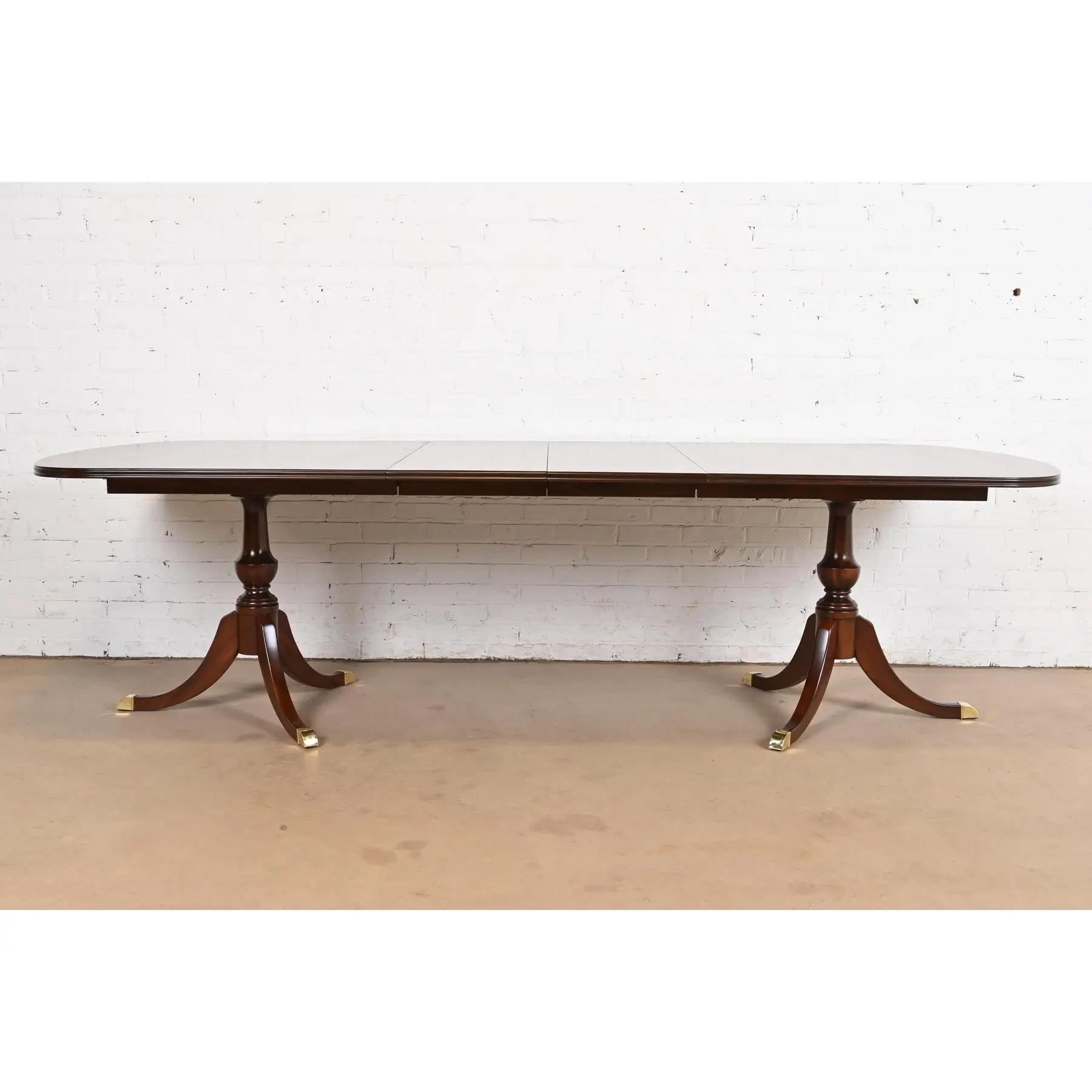 Baker Furniture Style Georgian Mahogany Extension Dining Table, Refinished In Good Condition For Sale In South Bend, IN