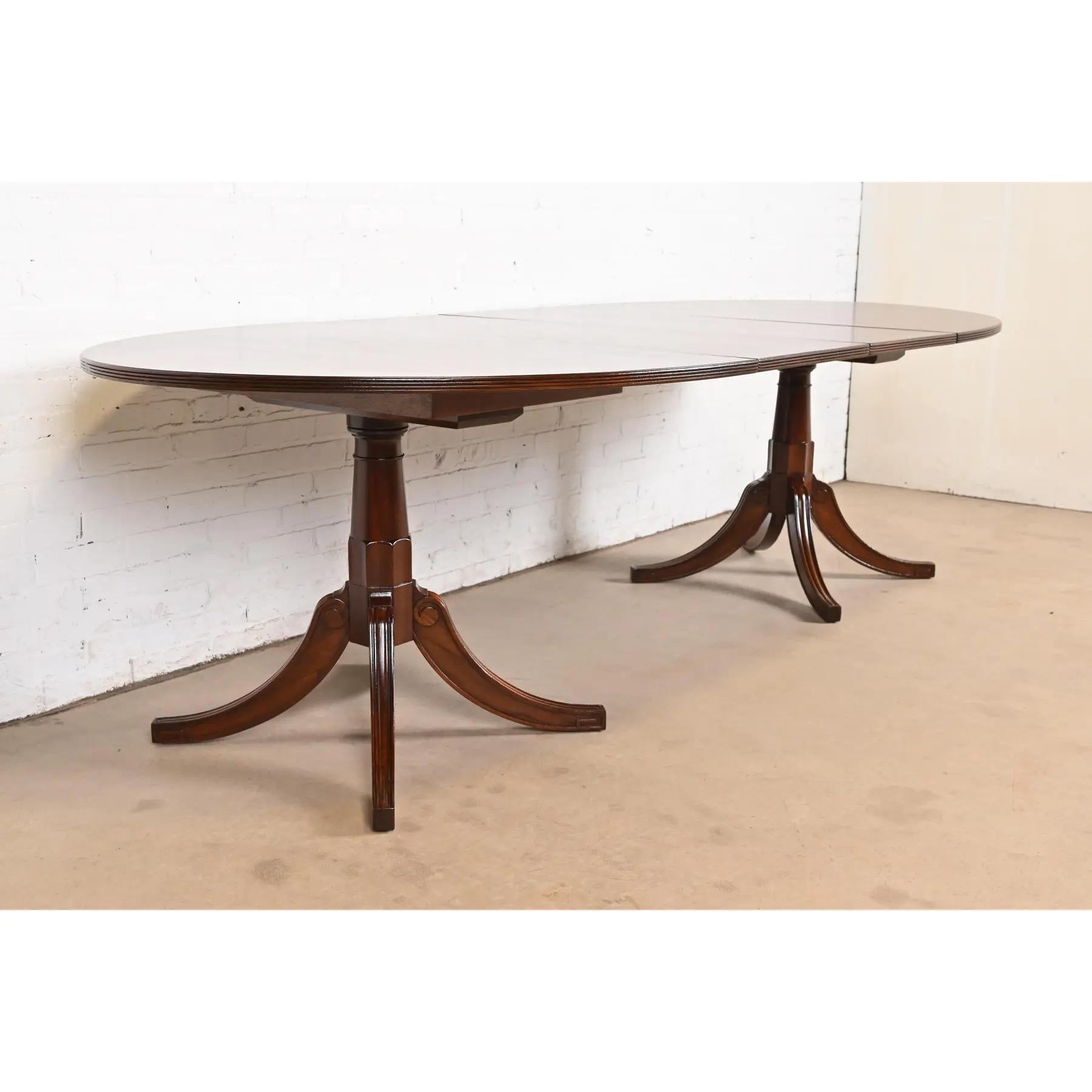 Table de salle à manger à rallonge géorgienne en acajou de style Baker Furniture, revernie Bon état - En vente à South Bend, IN