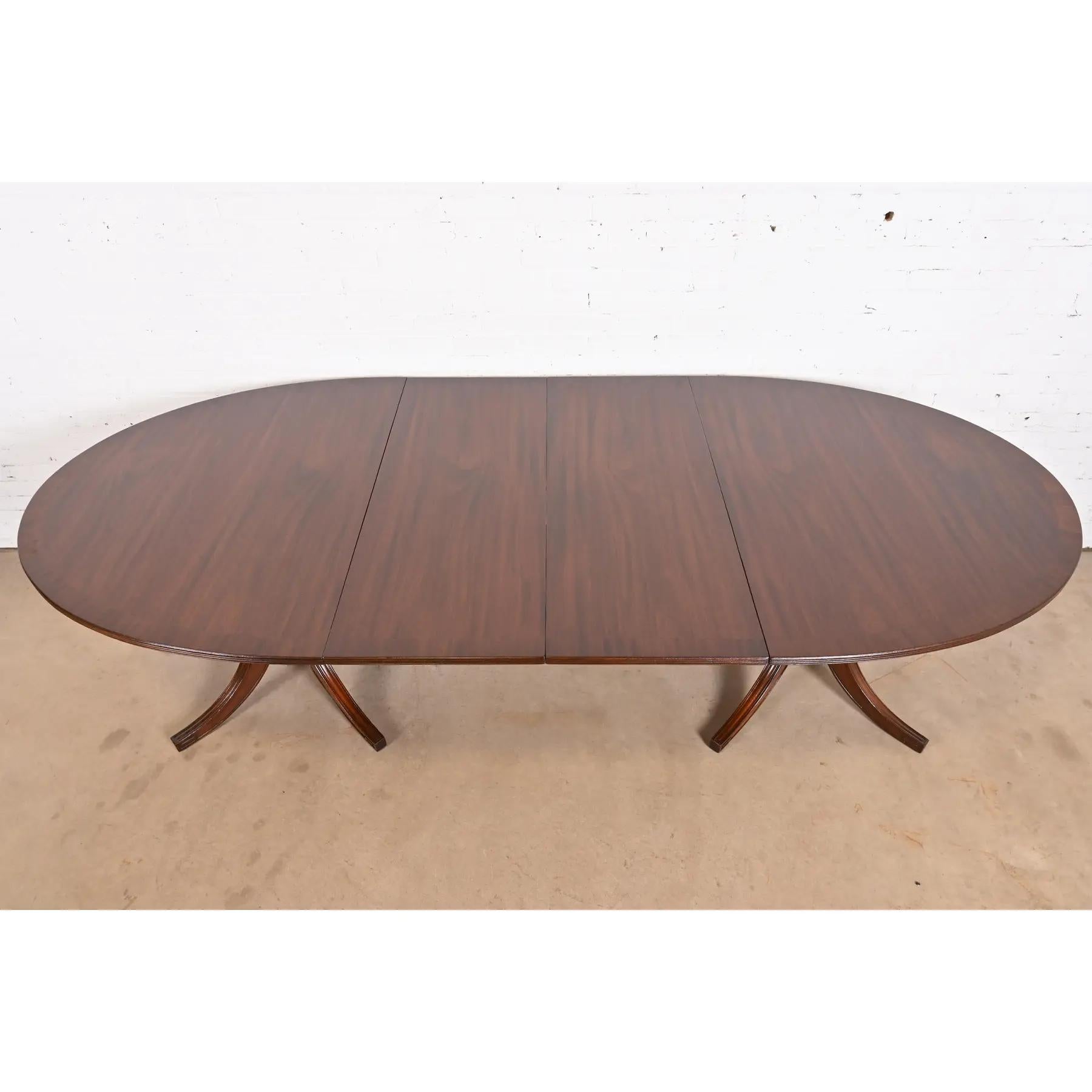 20ième siècle Table de salle à manger à rallonge géorgienne en acajou de style Baker Furniture, revernie en vente
