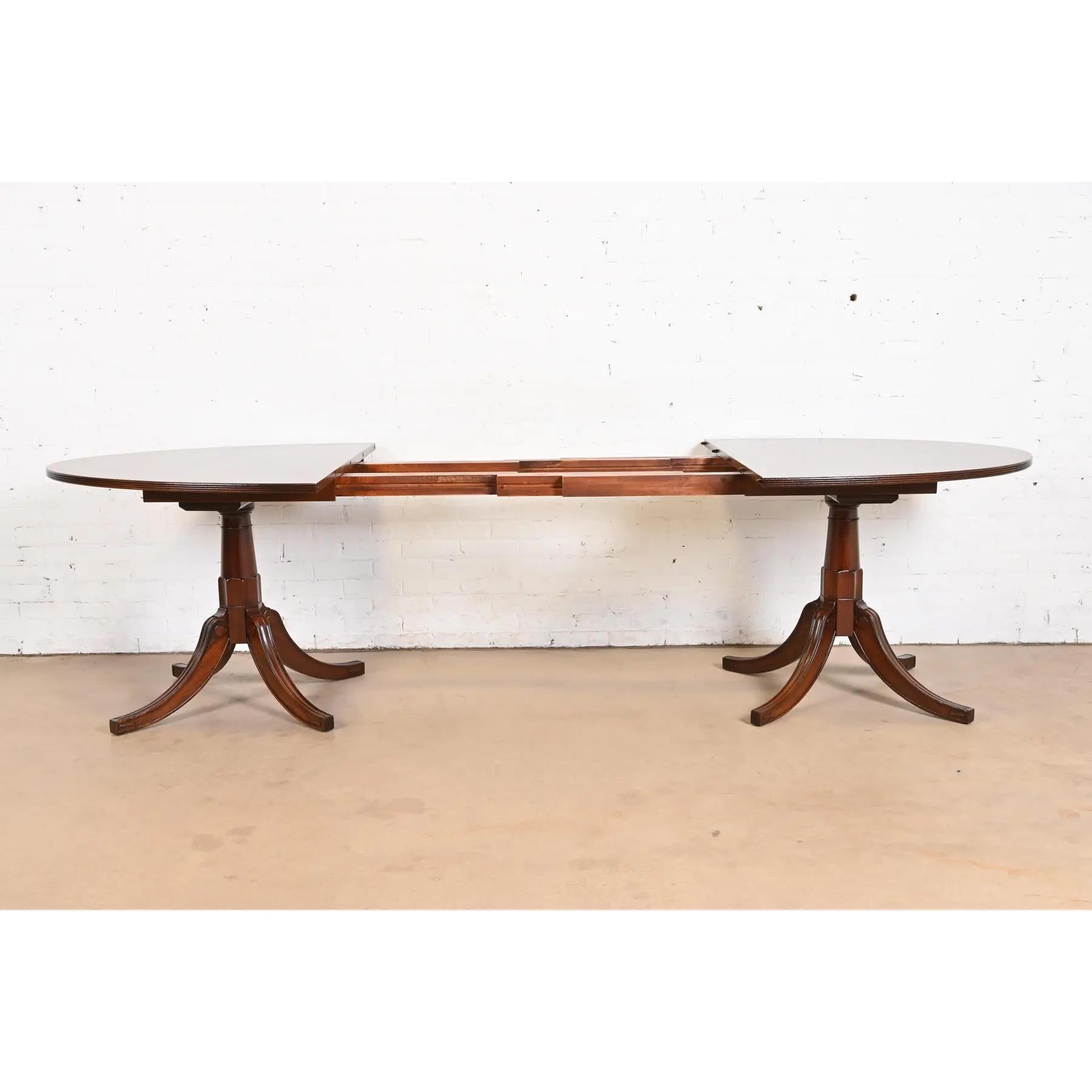 Acajou Table de salle à manger à rallonge géorgienne en acajou de style Baker Furniture, revernie en vente
