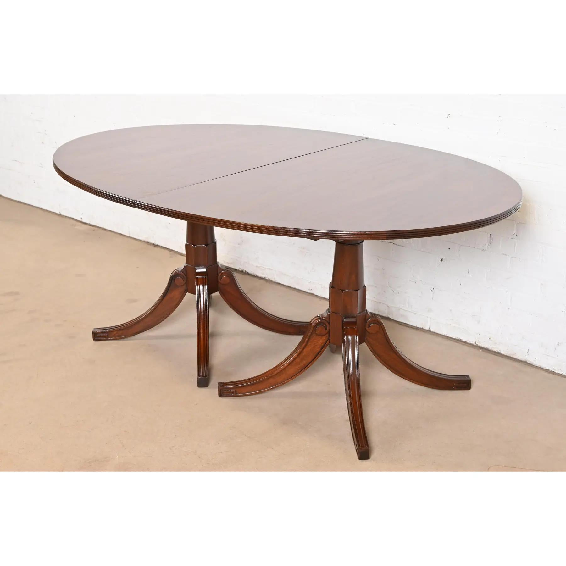Table de salle à manger à rallonge géorgienne en acajou de style Baker Furniture, revernie en vente 2