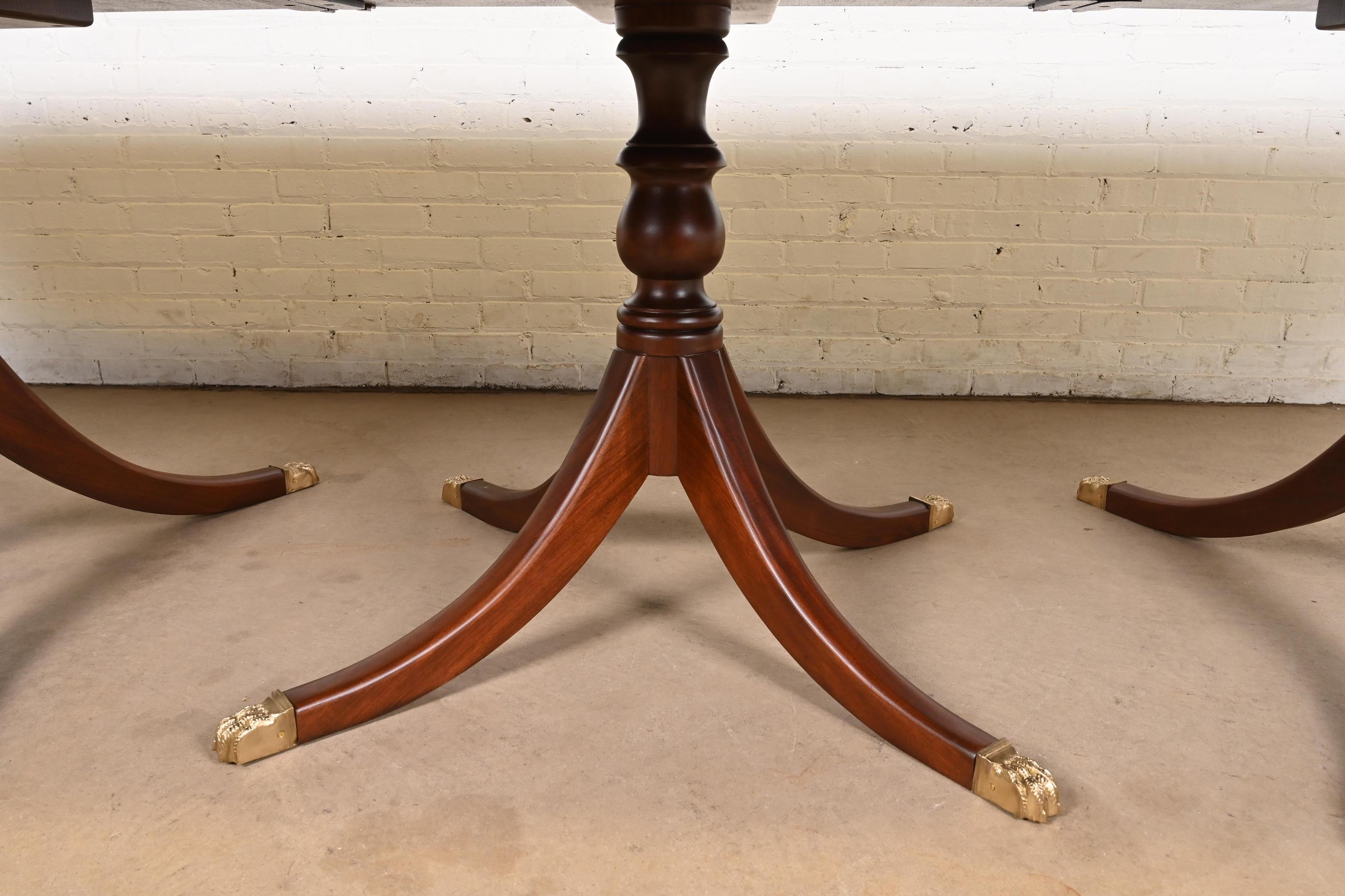 Baker Furniture Style Georgian Mahogany Monumental Pedestal Dining Table en vente 3
