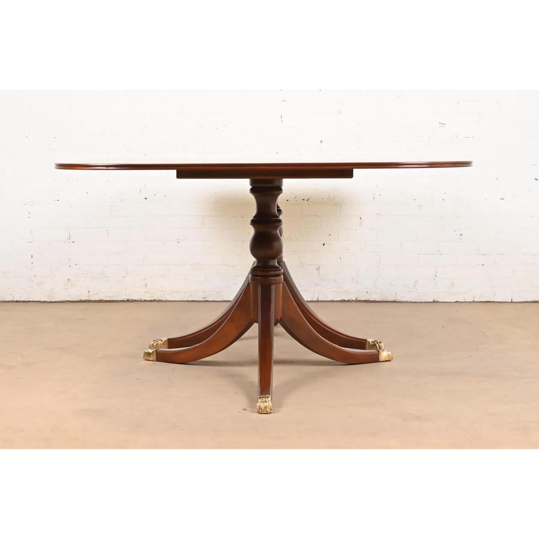 Mesa de comedor con pedestal monumental de caoba estilo georgiano de Baker Furniture en venta 5