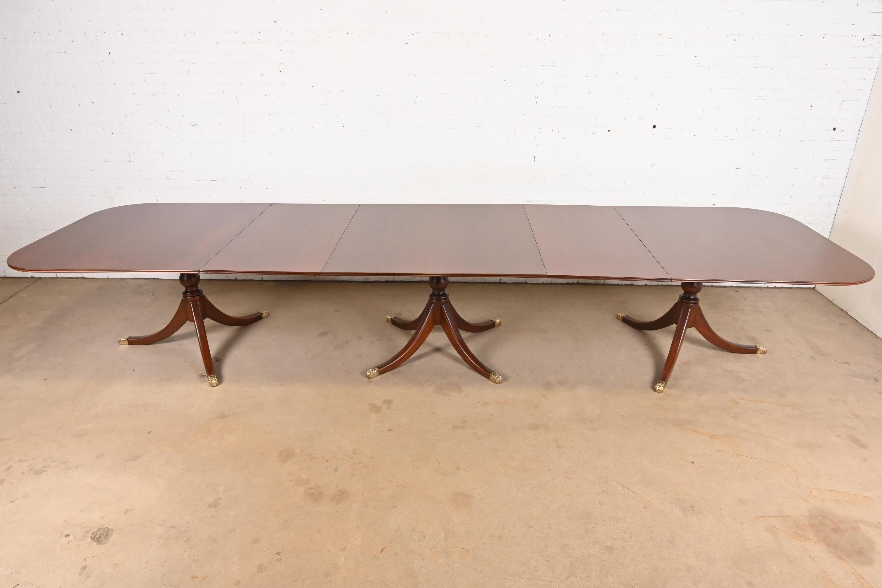 Georgien Baker Furniture Style Georgian Mahogany Monumental Pedestal Dining Table en vente