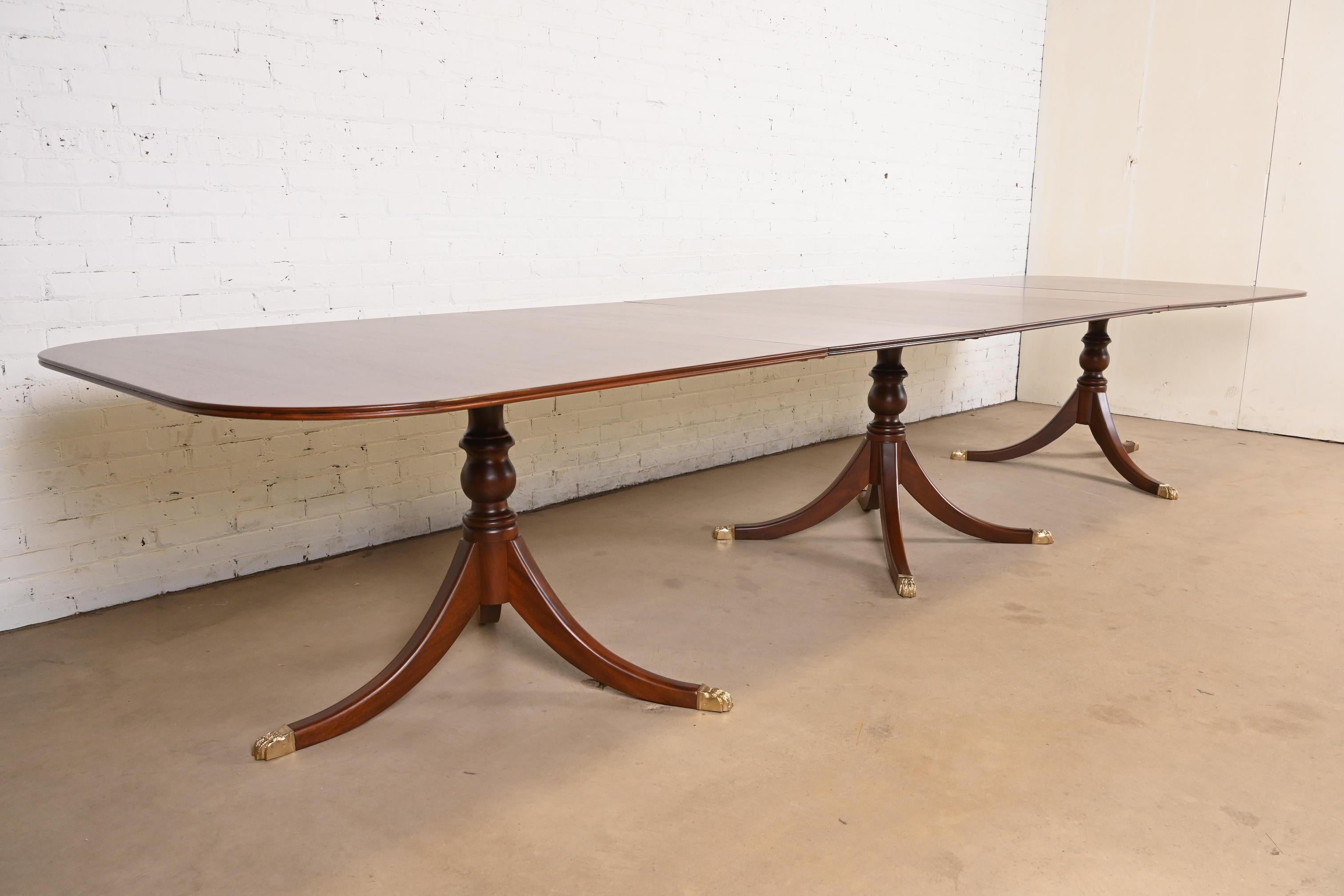 Américain Baker Furniture Style Georgian Mahogany Monumental Pedestal Dining Table en vente