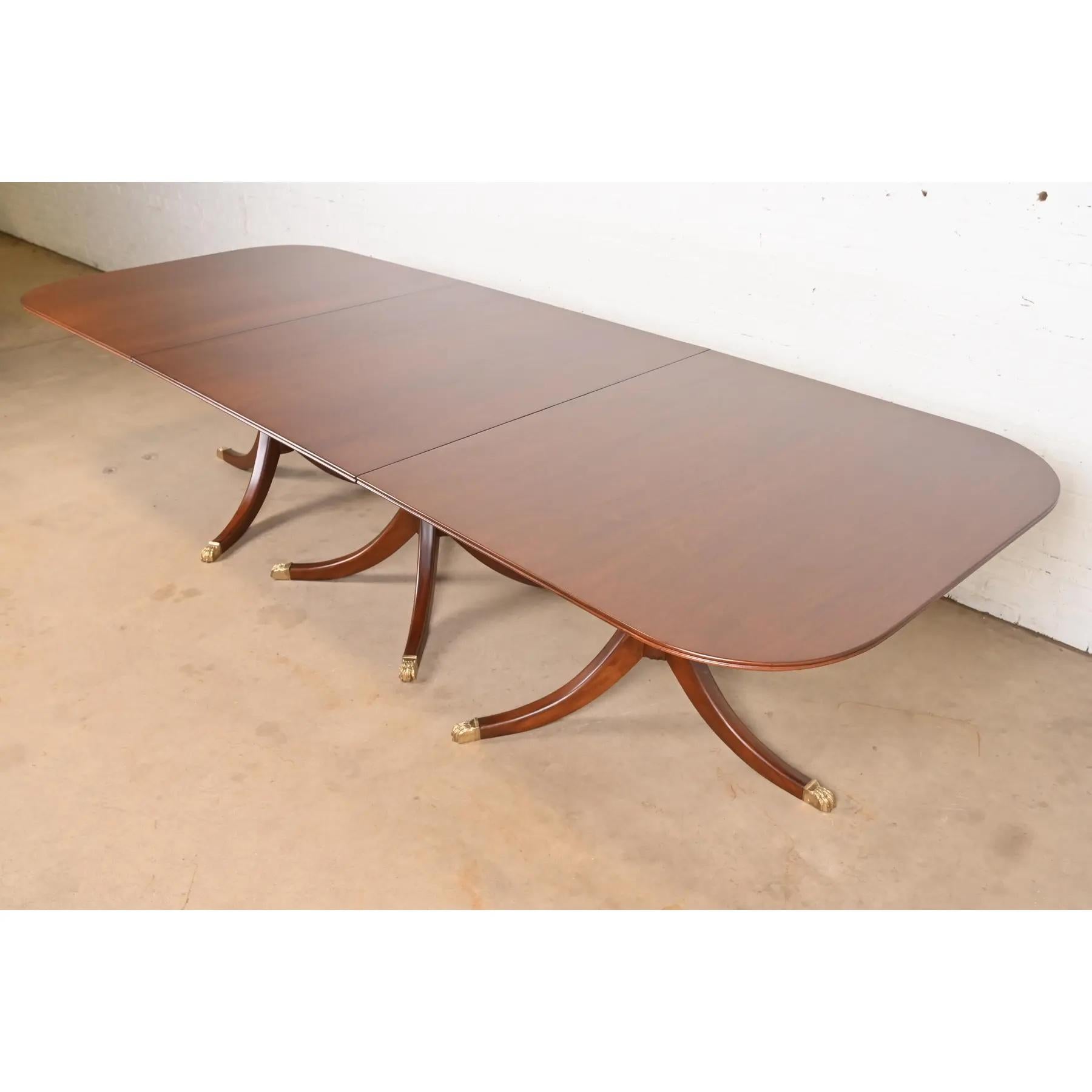 Mesa de comedor con pedestal monumental de caoba estilo georgiano de Baker Furniture Estadounidense en venta