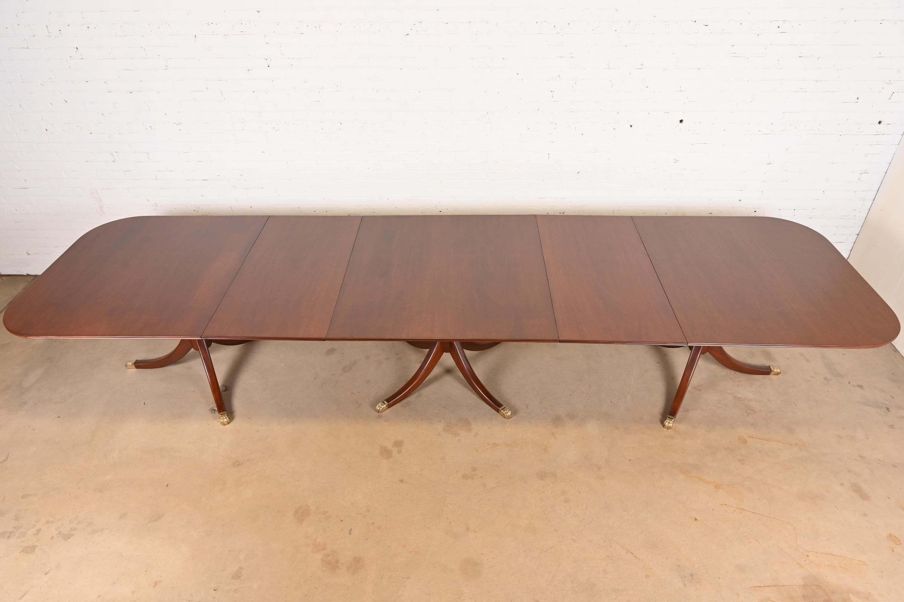 Baker Furniture Style Georgian Mahogany Monumental Pedestal Dining Table Bon état - En vente à South Bend, IN