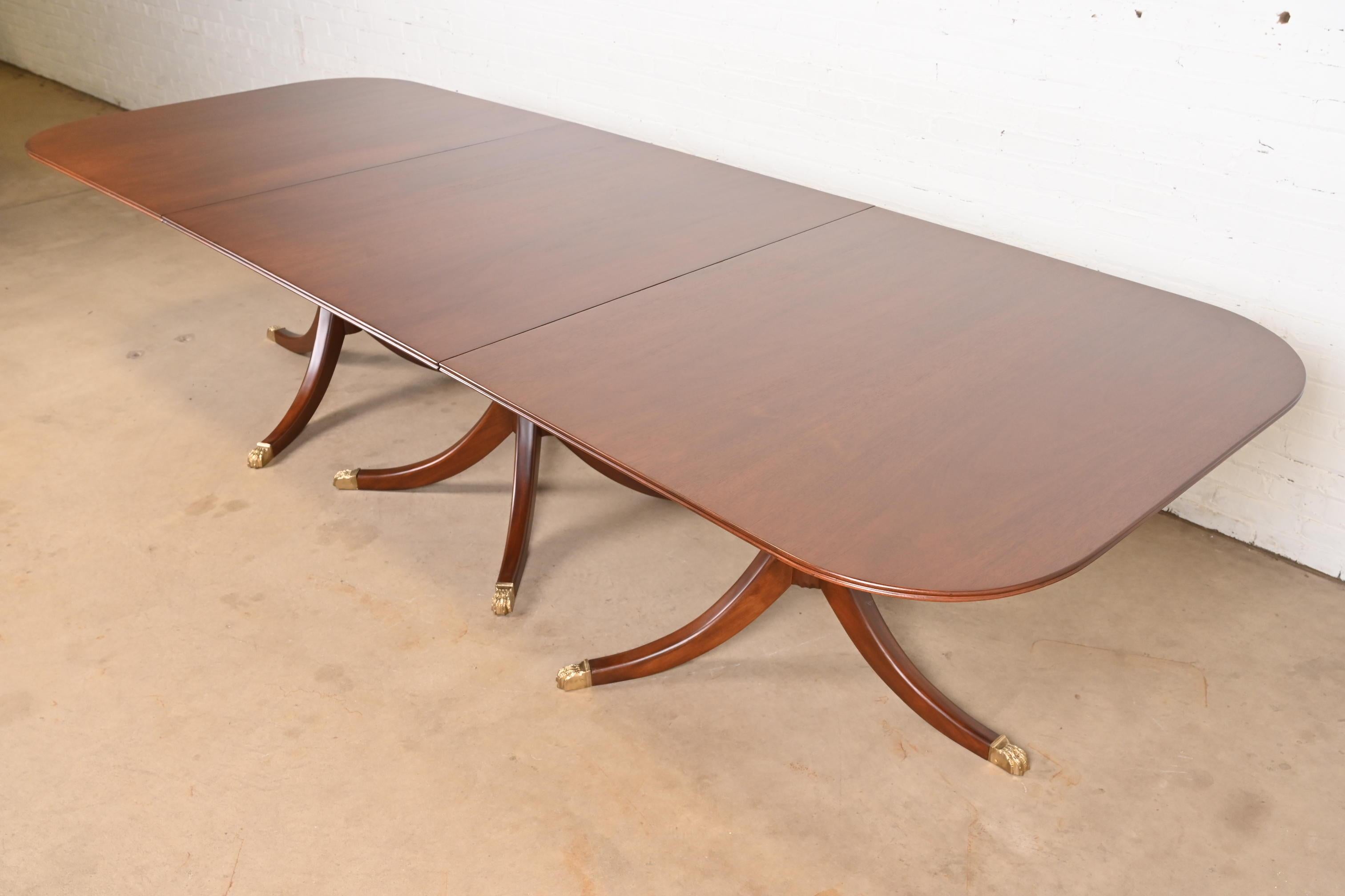 Milieu du XXe siècle Baker Furniture Style Georgian Mahogany Monumental Pedestal Dining Table en vente