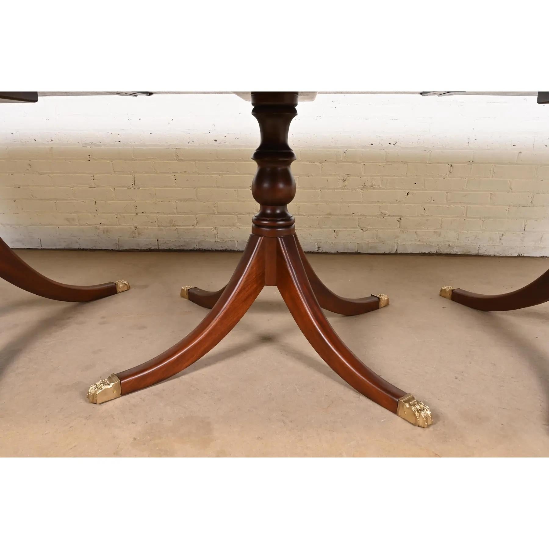 Mesa de comedor con pedestal monumental de caoba estilo georgiano de Baker Furniture mediados del siglo XX en venta