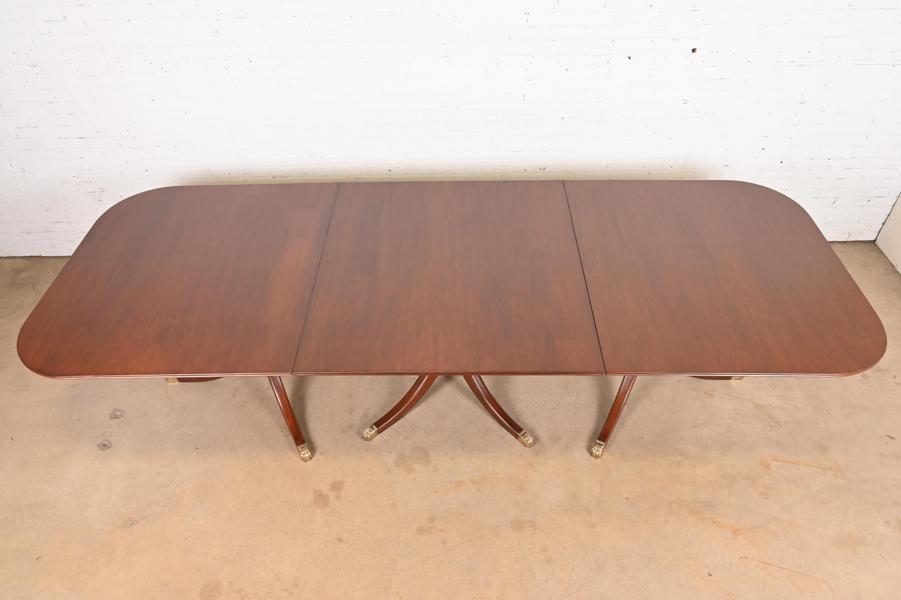 Laiton Baker Furniture Style Georgian Mahogany Monumental Pedestal Dining Table en vente