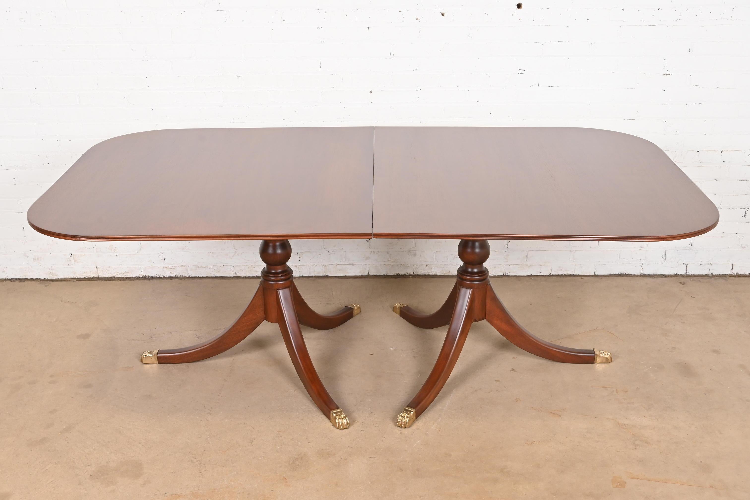 Baker Furniture Style Georgian Mahogany Monumental Pedestal Dining Table en vente 1