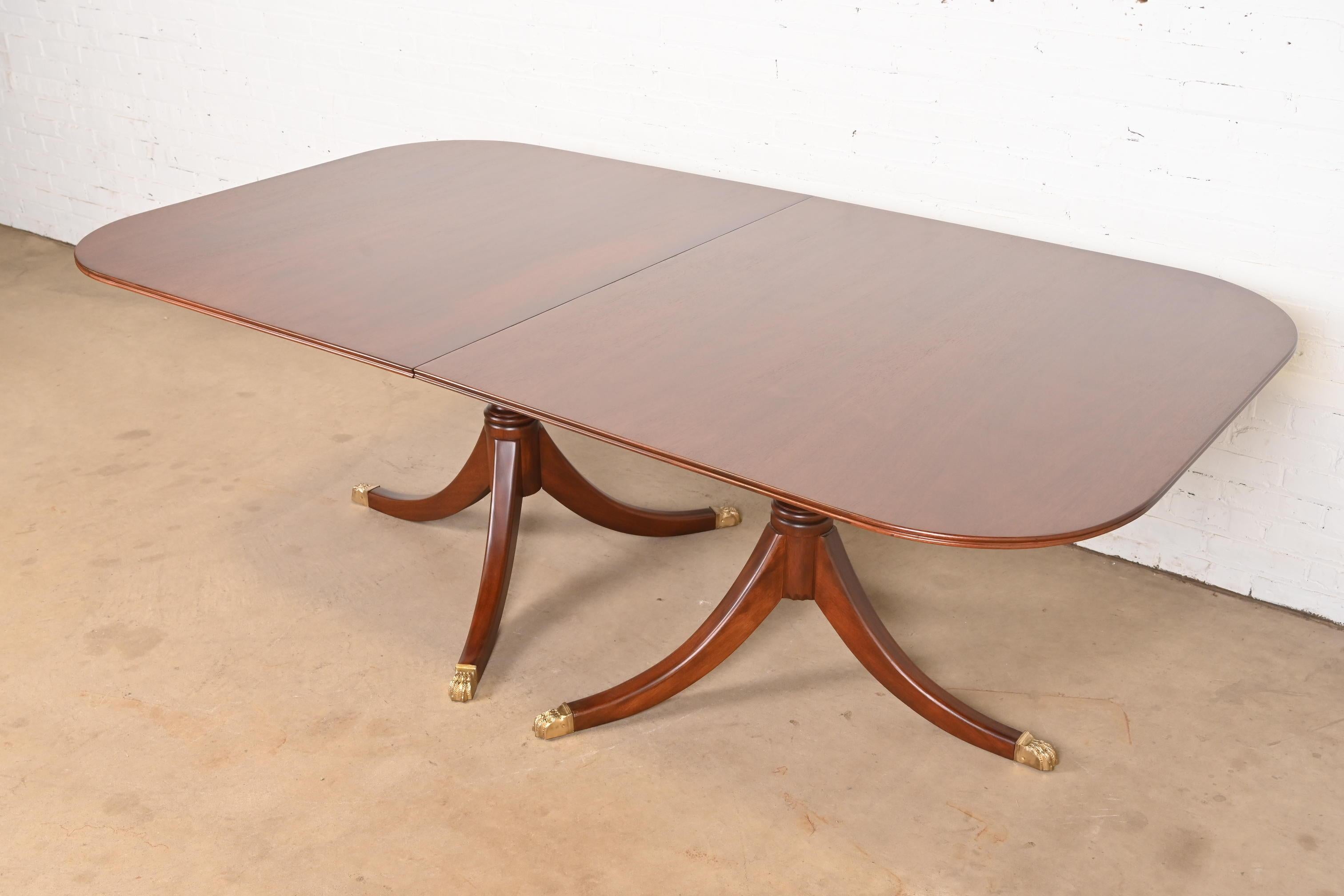 Baker Furniture Style Georgian Mahogany Monumental Pedestal Dining Table en vente 2