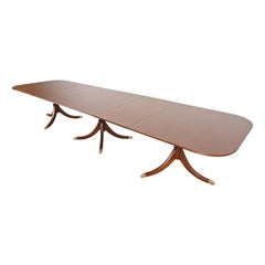 Mesa de comedor con pedestal monumental de caoba estilo georgiano de Baker Furniture