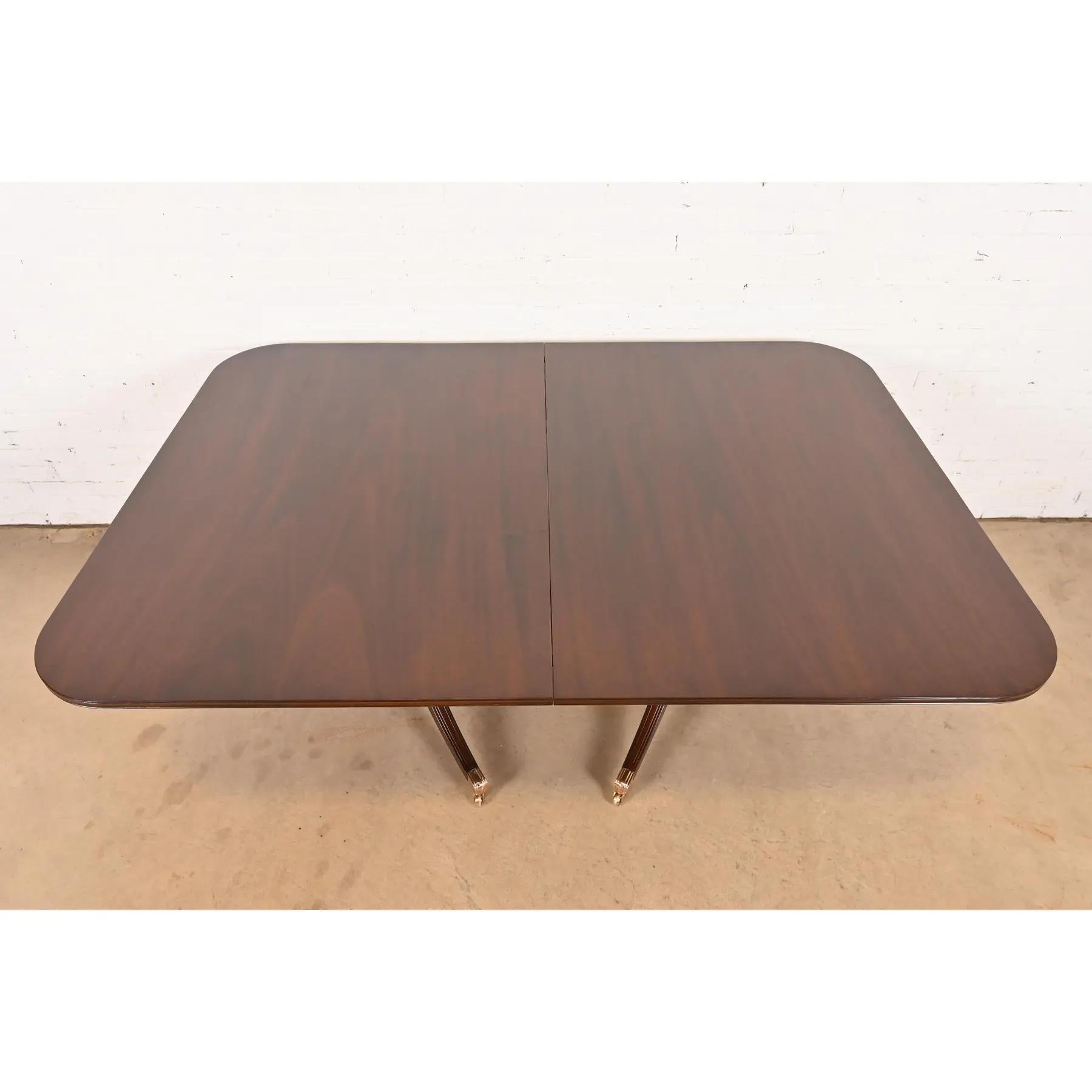 Baker Furniture Style Georgian Mahogany Pedestal Dining Table, Newly Refinished en vente 3