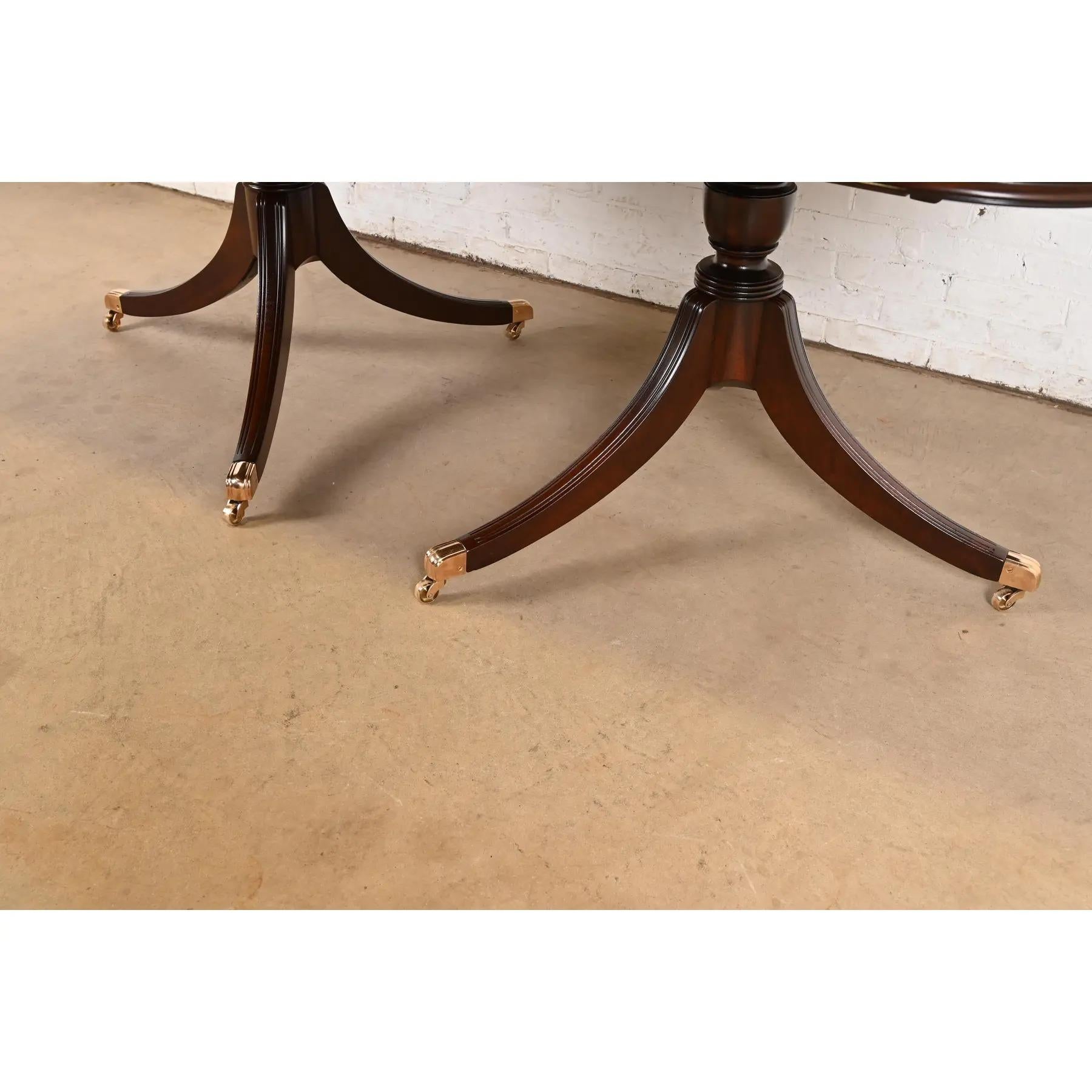 Baker Furniture Style Georgian Mahogany Pedestal Dining Table, Newly Refinished en vente 4