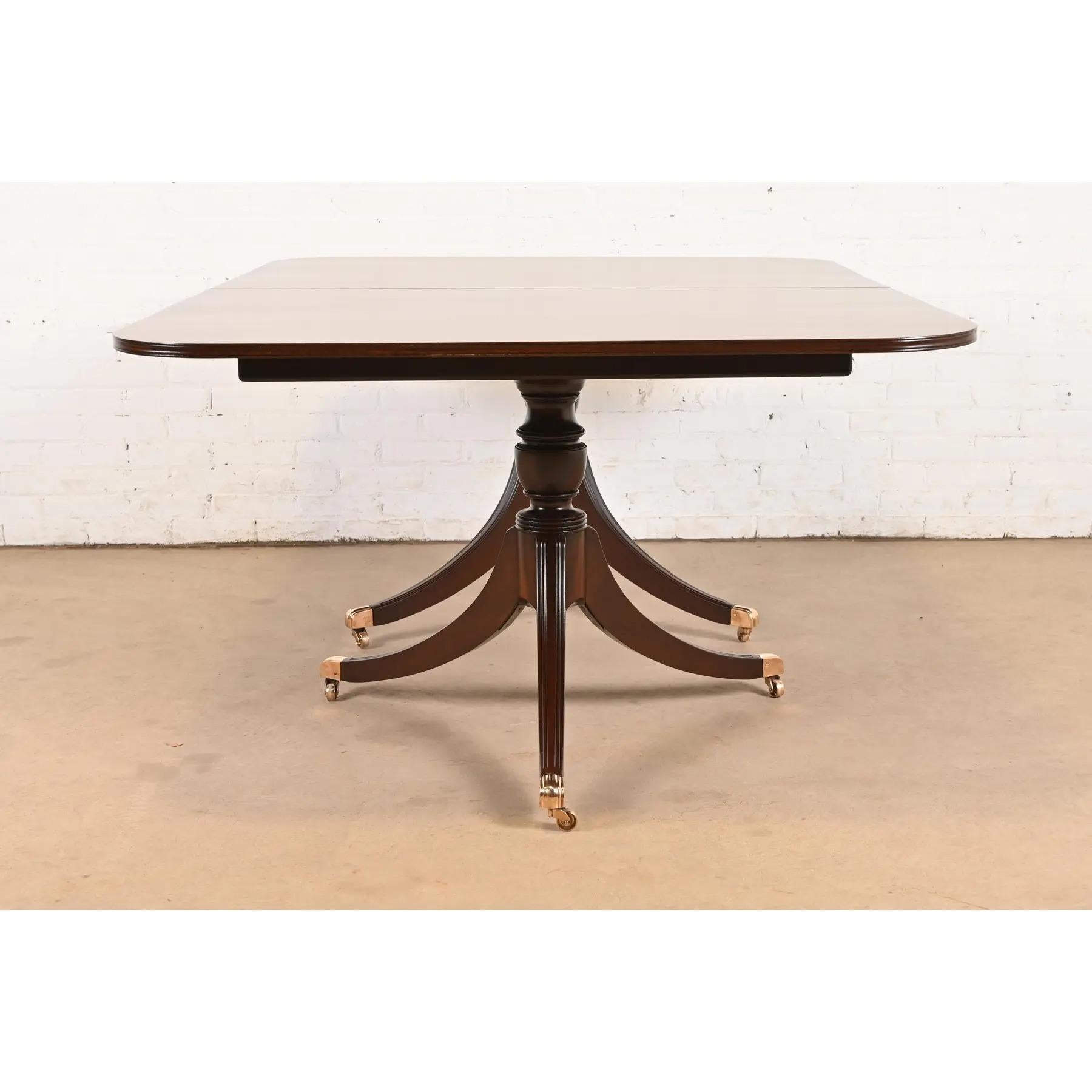 Baker Furniture Style Georgian Mahogany Pedestal Dining Table, Newly Refinished en vente 5