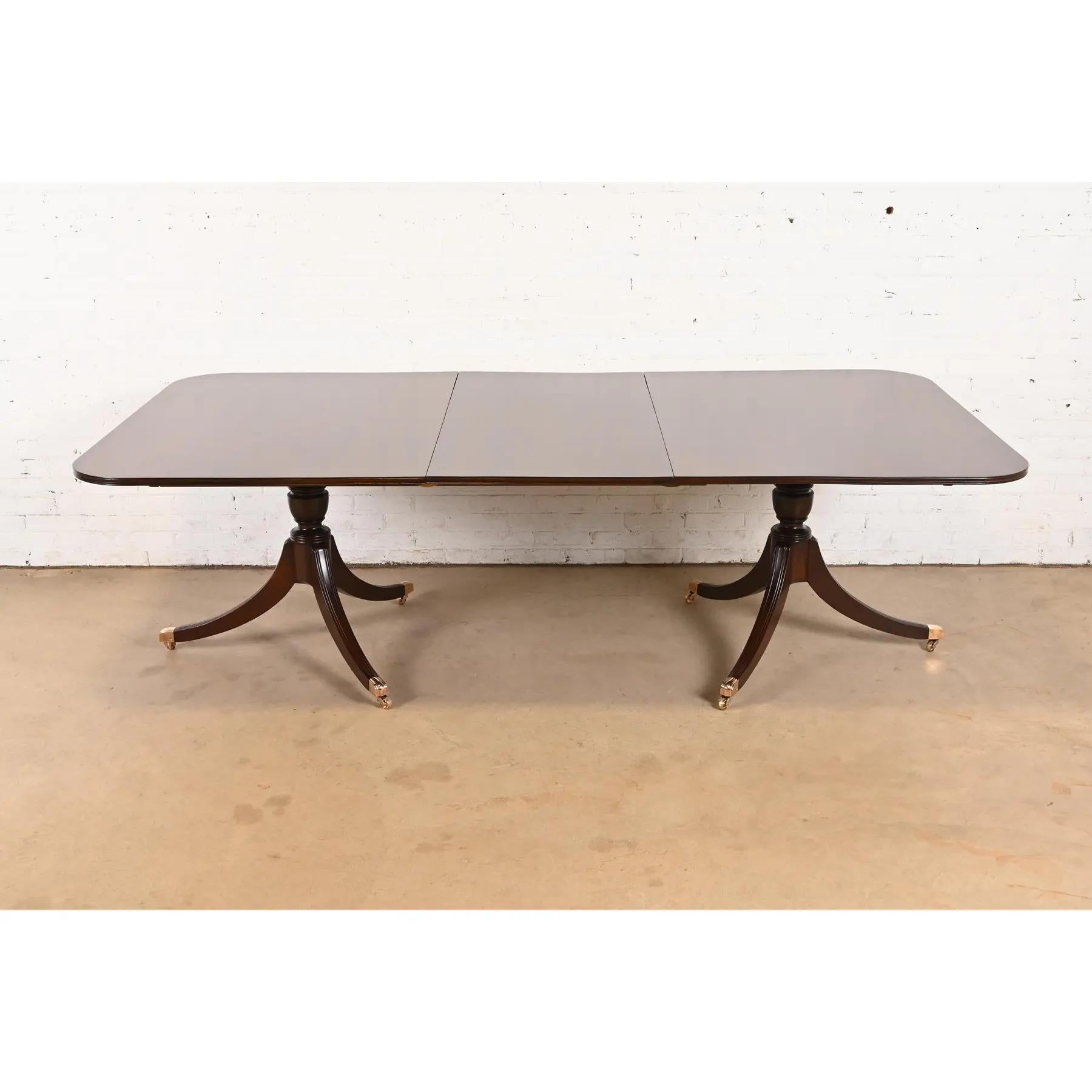 Georgien Baker Furniture Style Georgian Mahogany Pedestal Dining Table, Newly Refinished en vente