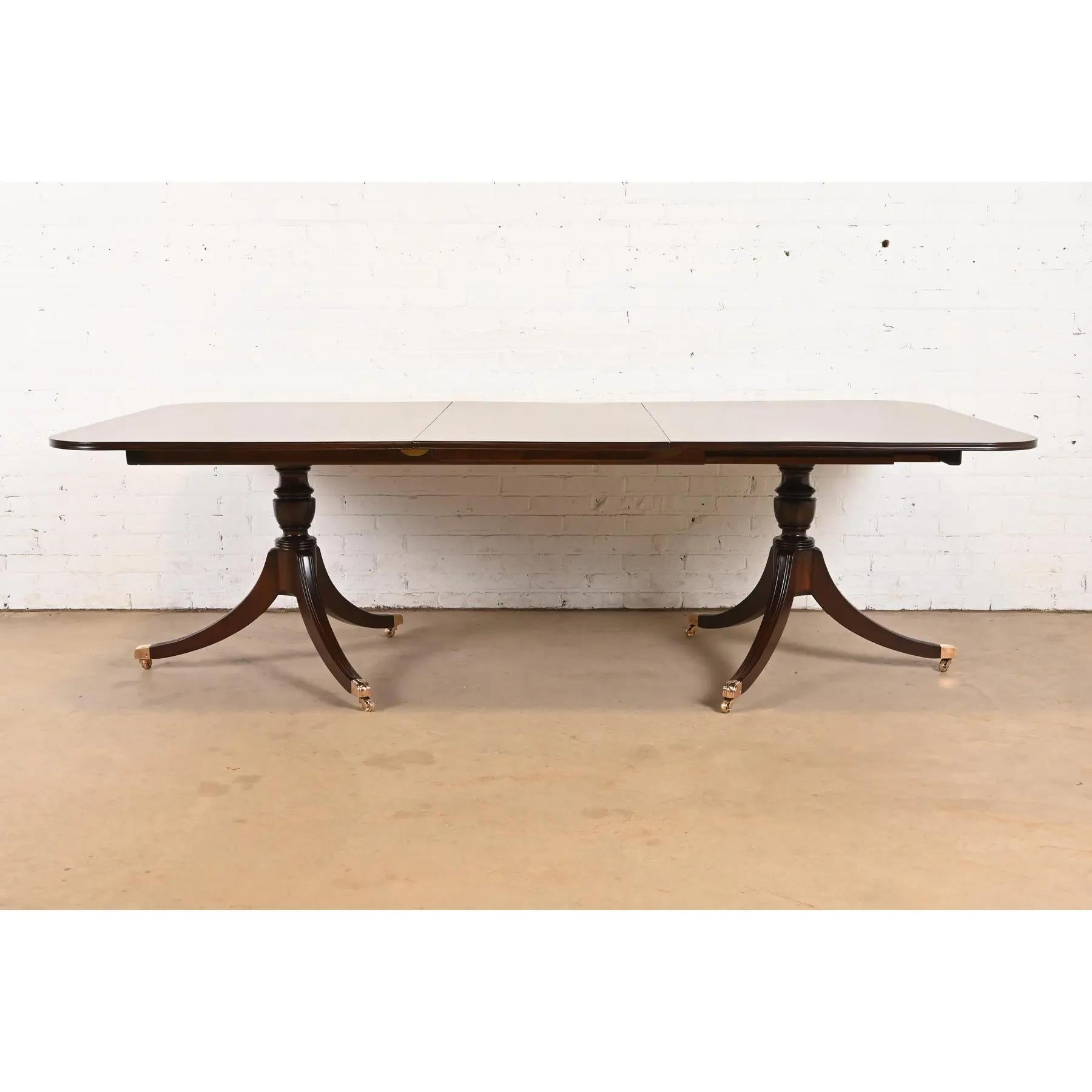 Américain Baker Furniture Style Georgian Mahogany Pedestal Dining Table, Newly Refinished en vente