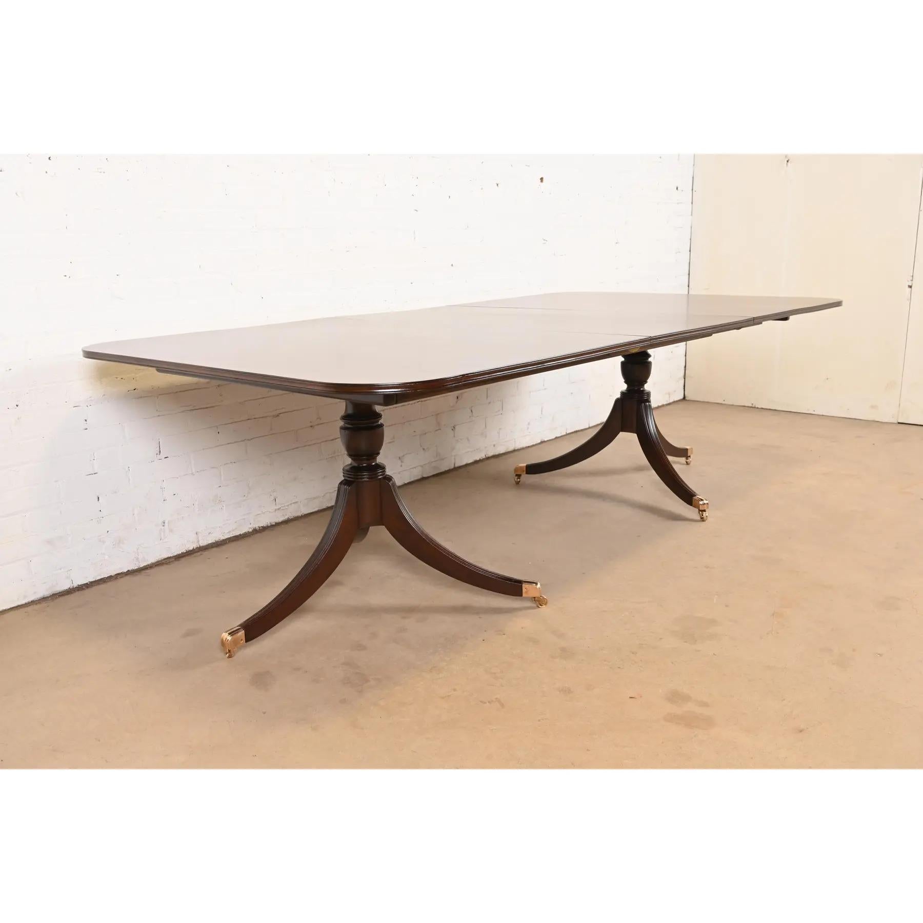 Baker Furniture Style Georgian Mahogany Pedestal Dining Table, Newly Refinished Bon état - En vente à South Bend, IN