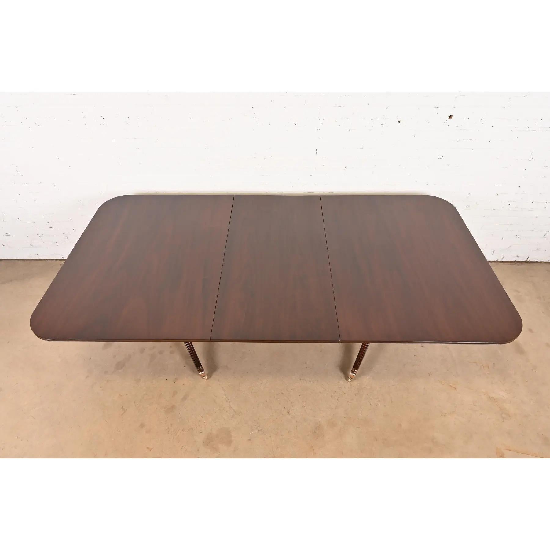 Fin du 20e siècle Baker Furniture Style Georgian Mahogany Pedestal Dining Table, Newly Refinished en vente