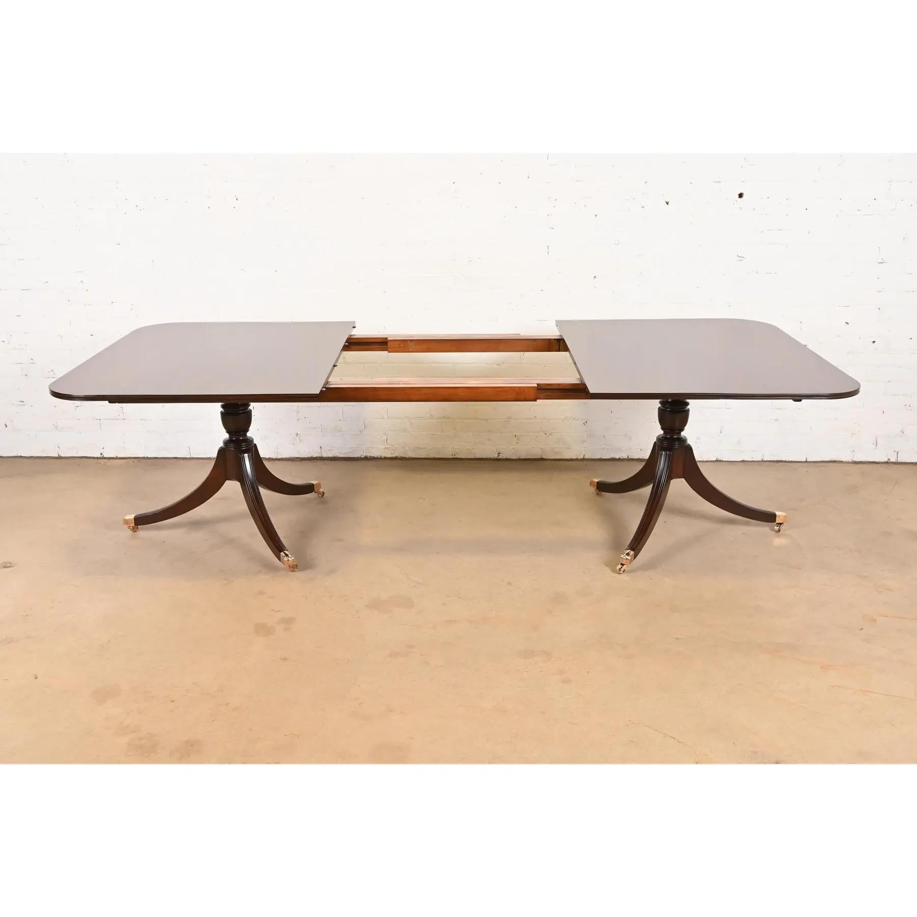 Laiton Baker Furniture Style Georgian Mahogany Pedestal Dining Table, Newly Refinished en vente