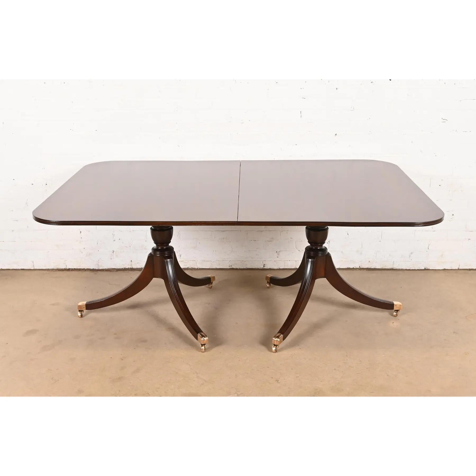 Baker Furniture Style Georgian Mahogany Pedestal Dining Table, Newly Refinished en vente 1