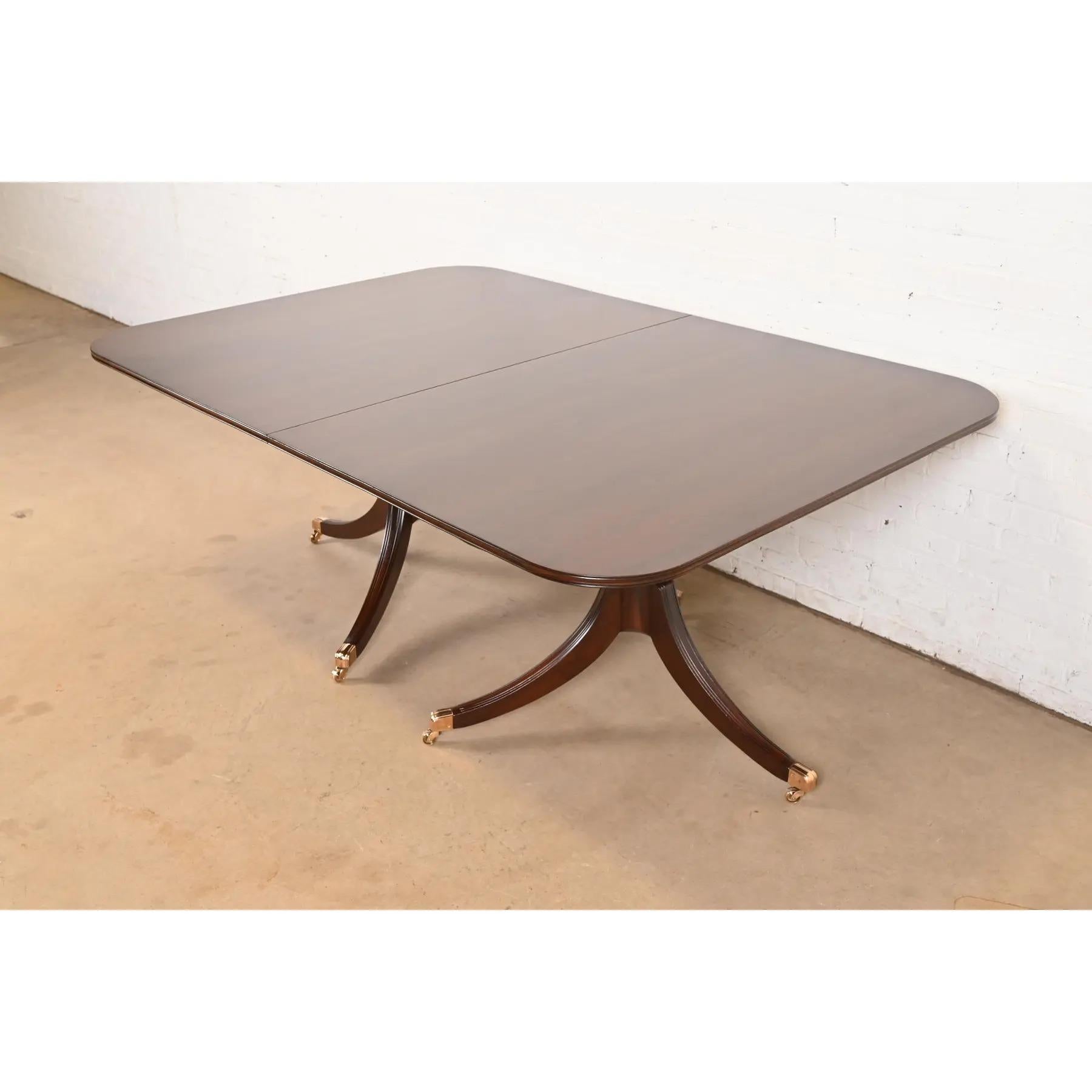 Baker Furniture Style Georgian Mahogany Pedestal Dining Table, Newly Refinished en vente 2