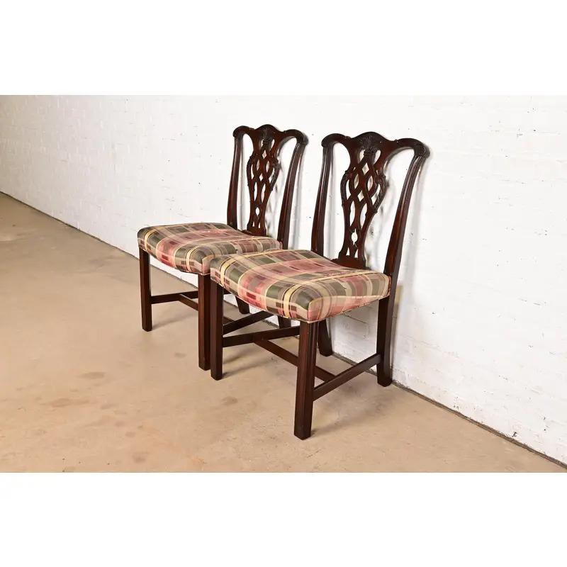 Americano Sedie laterali o sedie da pranzo in mogano georgiano in stile Baker Furniture, coppia in vendita