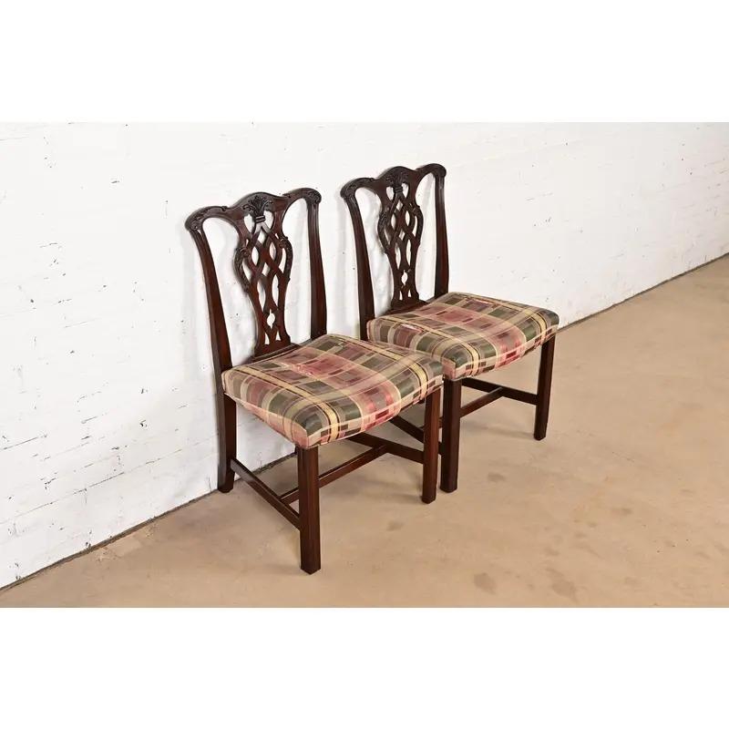 Sedie laterali o sedie da pranzo in mogano georgiano in stile Baker Furniture, coppia In condizioni buone in vendita a South Bend, IN