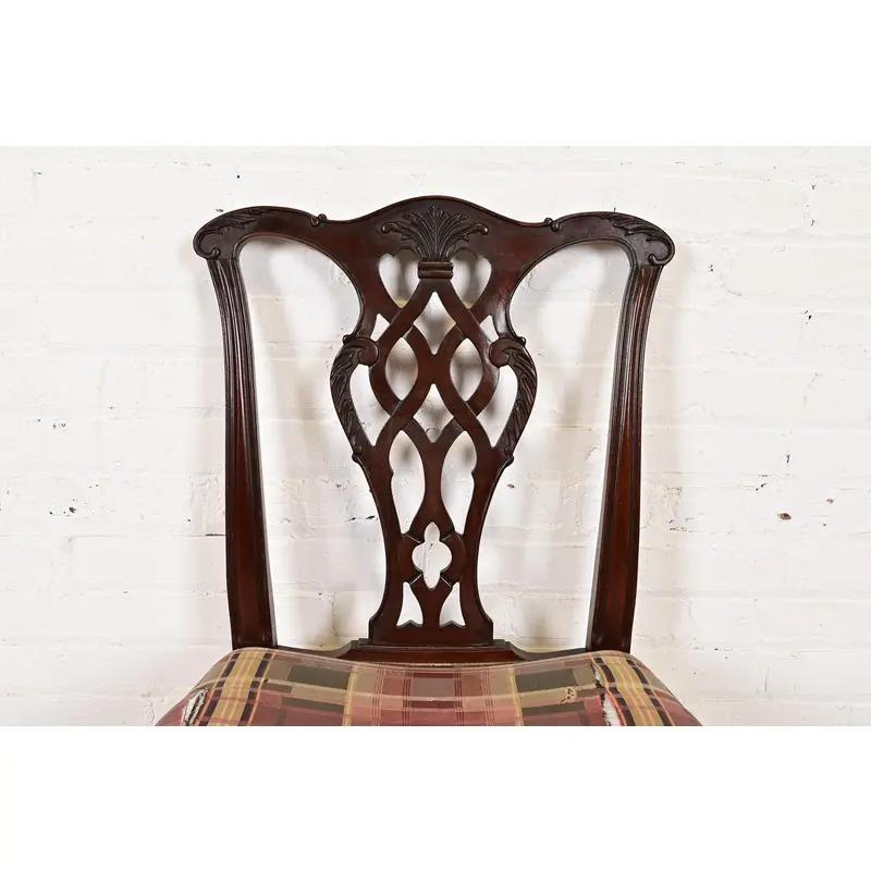 Tappezzeria Sedie laterali o sedie da pranzo in mogano georgiano in stile Baker Furniture, coppia in vendita