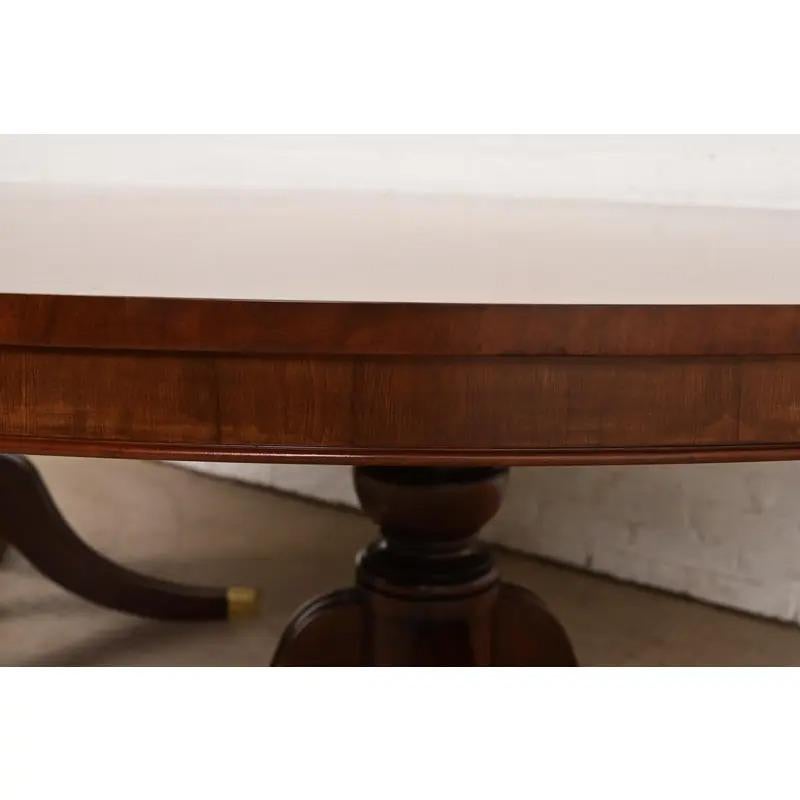 Baker Furniture Style Georgian Pedestal Extension Dining Table, Newly Refinished in vendita 4