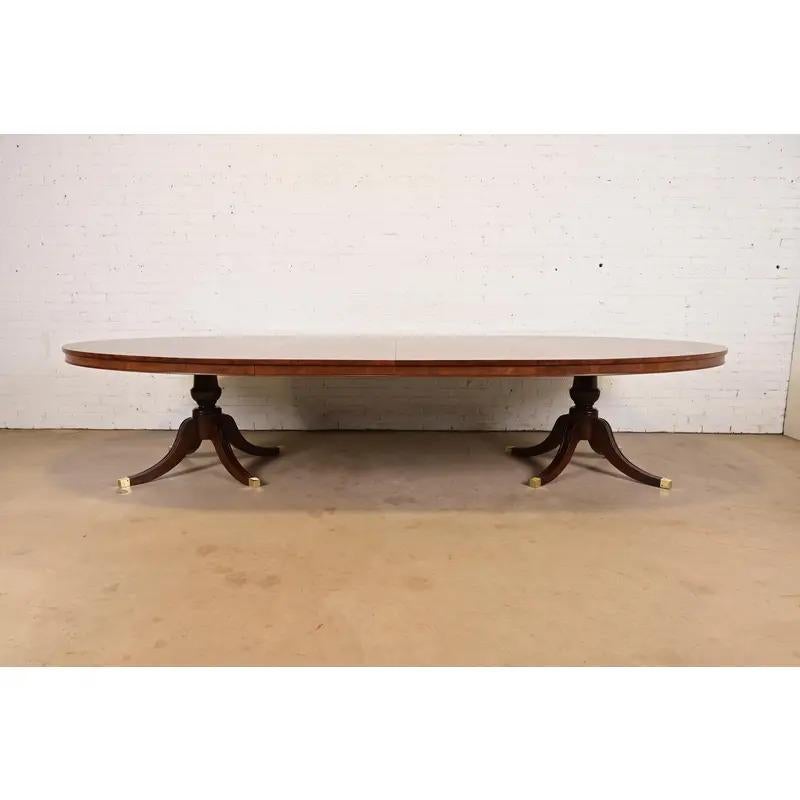Georgiano Baker Furniture Style Georgian Pedestal Extension Dining Table, Newly Refinished in vendita