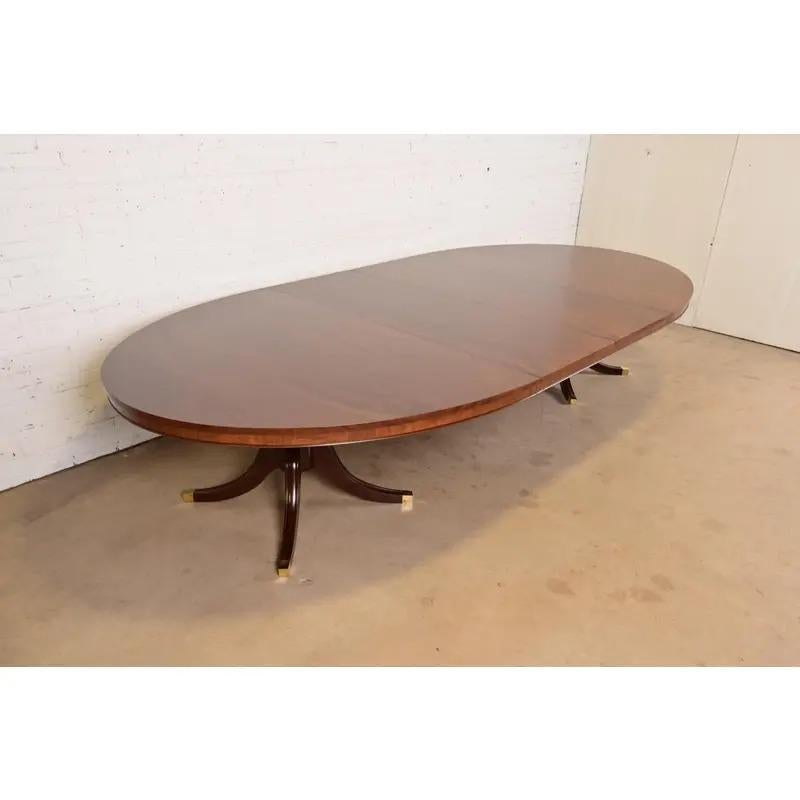 Baker Furniture Style Georgian Pedestal Extension Dining Table, Newly Refinished In condizioni buone in vendita a South Bend, IN