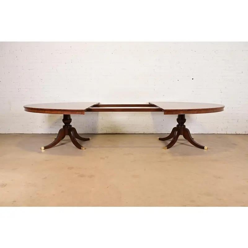 Ottone Baker Furniture Style Georgian Pedestal Extension Dining Table, Newly Refinished in vendita