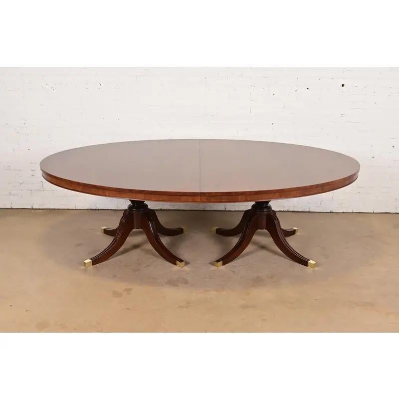 Baker Furniture Style Georgian Pedestal Extension Dining Table, Newly Refinished in vendita 1