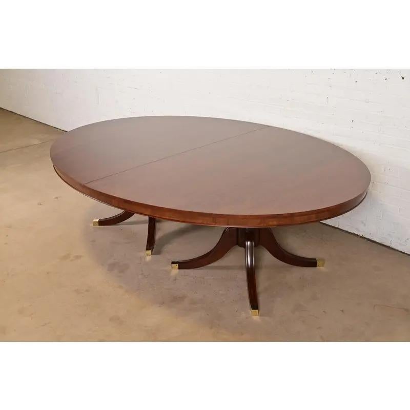 Baker Furniture Style Georgian Pedestal Extension Dining Table, Newly Refinished in vendita 2
