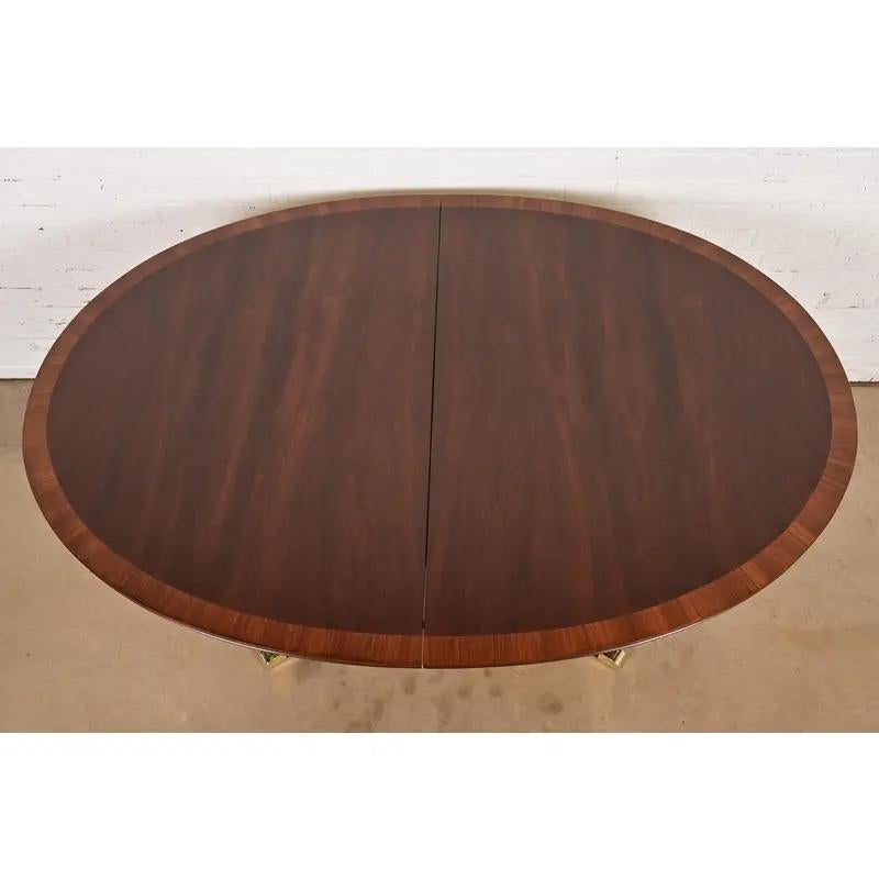 Fine XX secolo Tavolo da pranzo allungabile con piedistallo in stile georgiano di Baker Furniture, appena rifinito in vendita