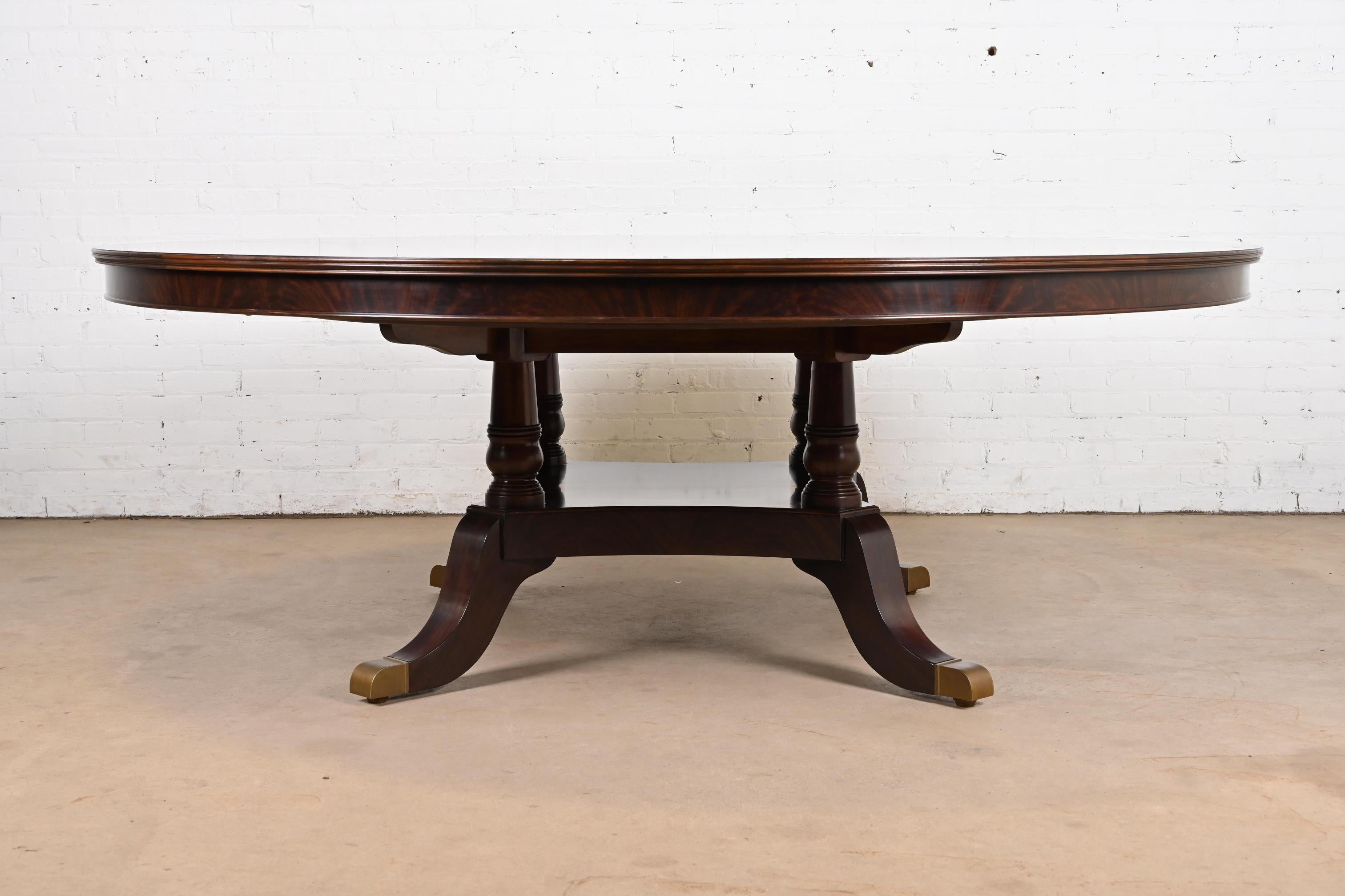 American Baker Furniture Style Georgian Starburst Flame Mahogany Pedestal Round Table