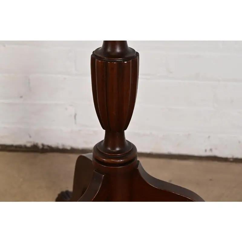 Table à thé ou table d'appoint à piédestal basculant de style géorgien de Baker Furniture en vente 3