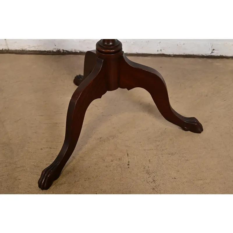 Table à thé ou table d'appoint à piédestal basculant de style géorgien de Baker Furniture en vente 4