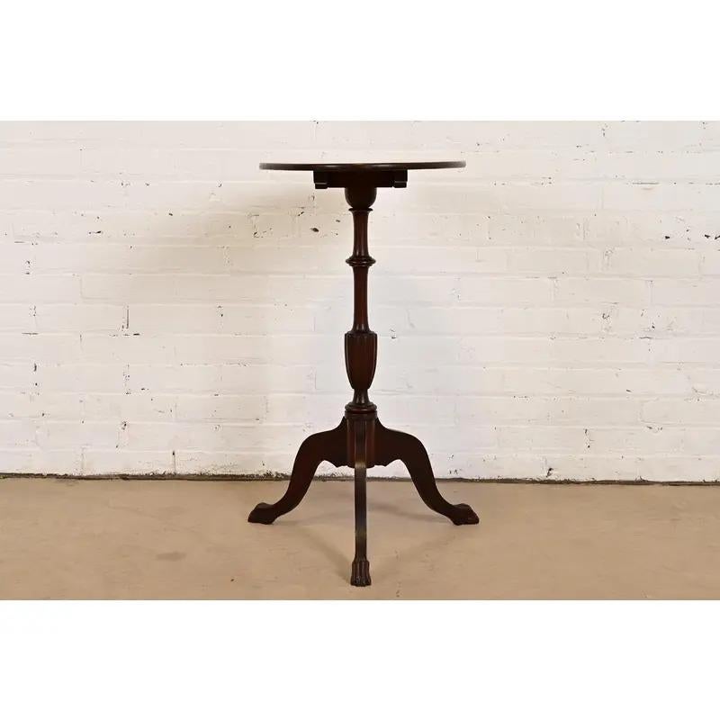 Table à thé ou table d'appoint à piédestal basculant de style géorgien de Baker Furniture en vente 5