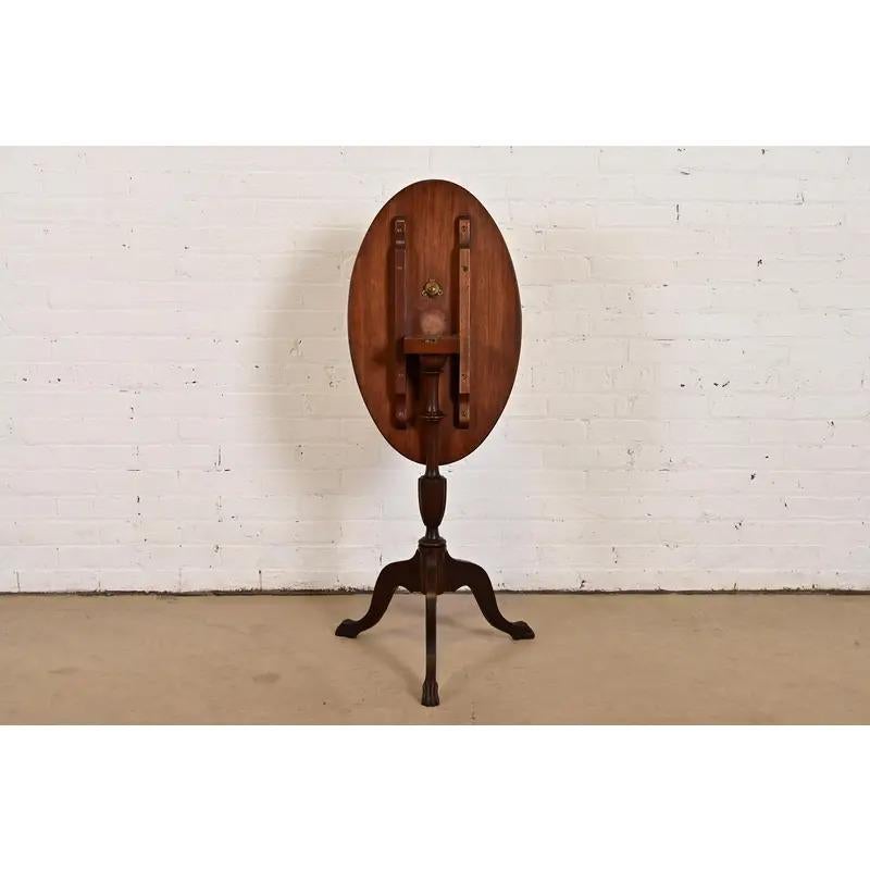 Table à thé ou table d'appoint à piédestal basculant de style géorgien de Baker Furniture en vente 7