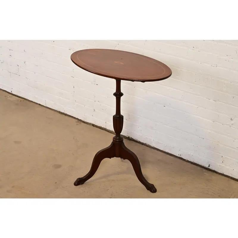 Georgien Table à thé ou table d'appoint à piédestal basculant de style géorgien de Baker Furniture en vente