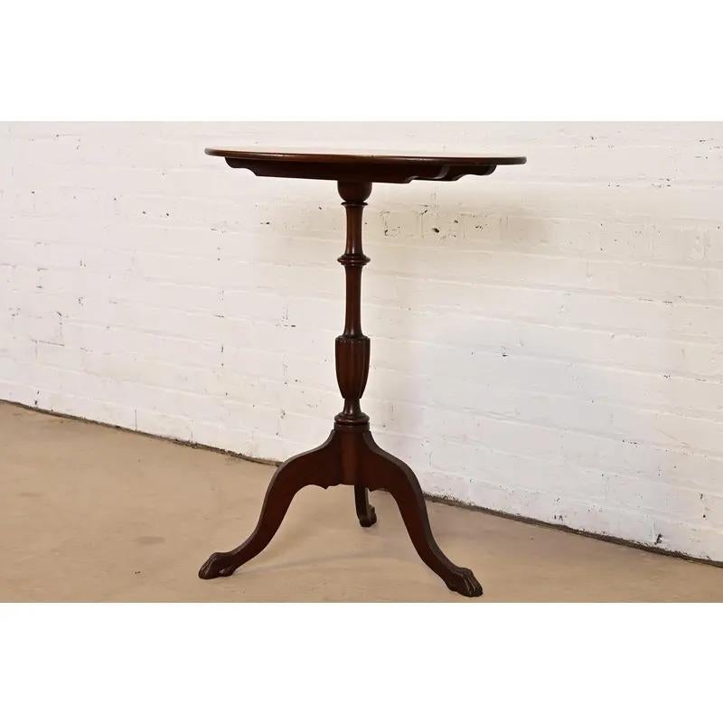 Américain Table à thé ou table d'appoint à piédestal basculant de style géorgien de Baker Furniture en vente
