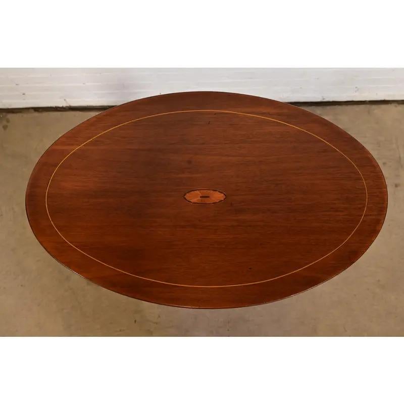 20ième siècle Table à thé ou table d'appoint à piédestal basculant de style géorgien de Baker Furniture en vente