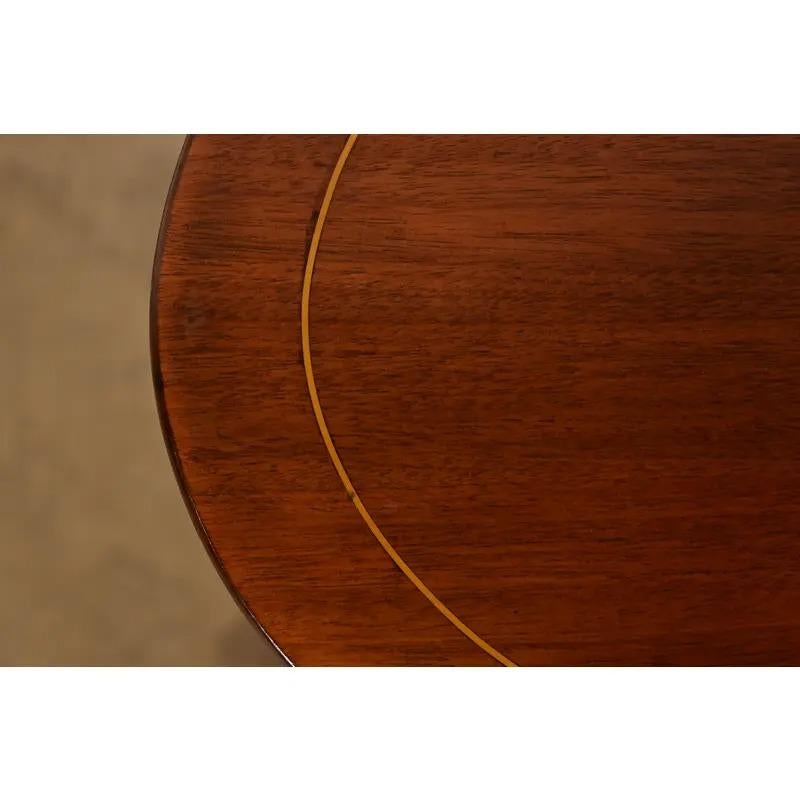Acajou Table à thé ou table d'appoint à piédestal basculant de style géorgien de Baker Furniture en vente