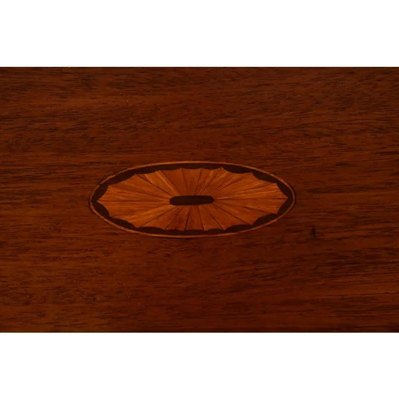 Table à thé ou table d'appoint à piédestal basculant de style géorgien de Baker Furniture en vente 1