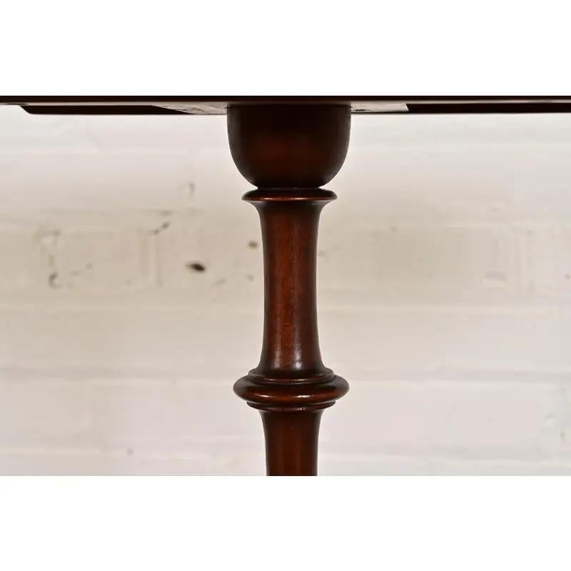 Table à thé ou table d'appoint à piédestal basculant de style géorgien de Baker Furniture en vente 2