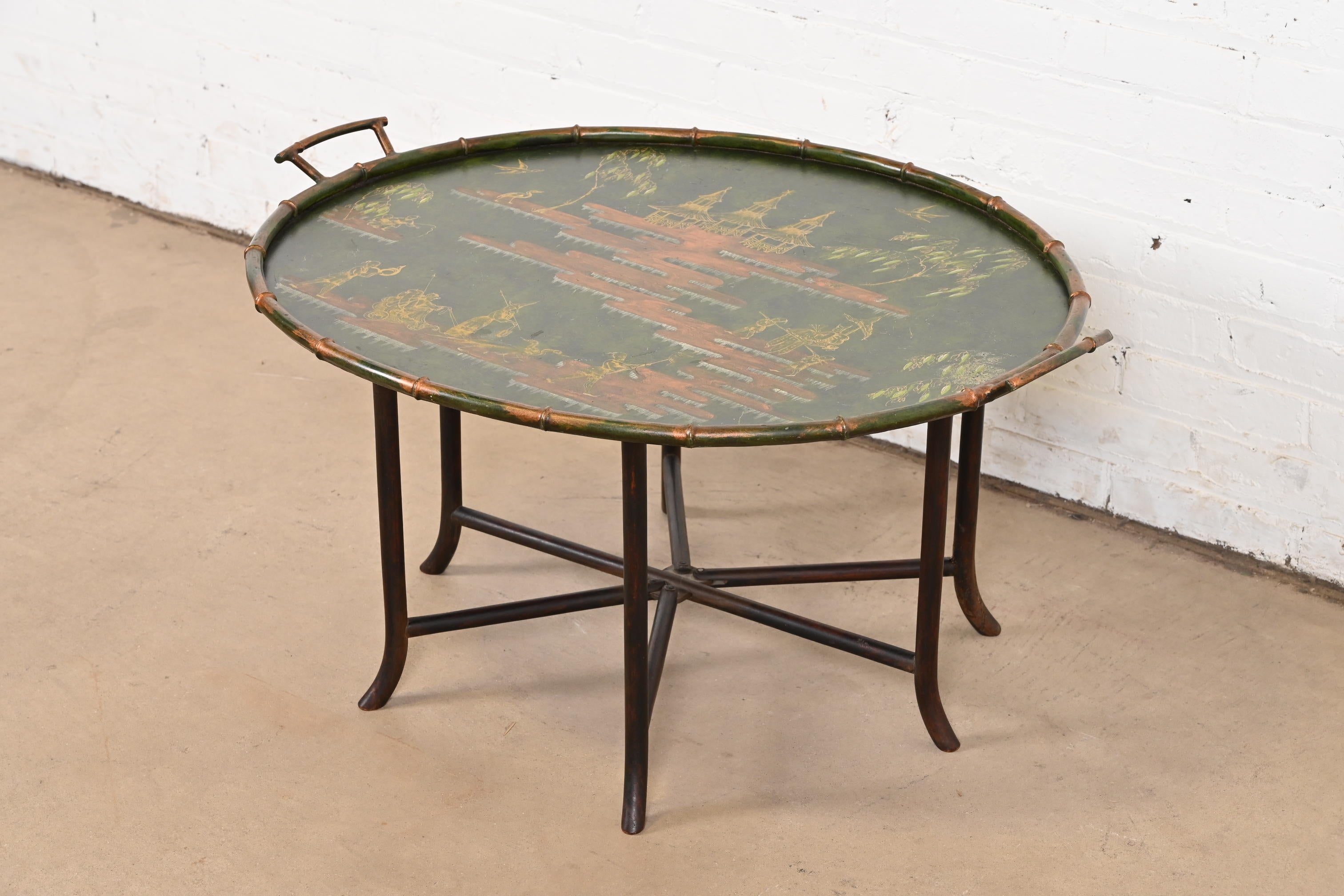 Magnifique table basse ou table à cocktail de style Chinoiserie du milieu du siècle dernier.

A la manière des meubles Baker

USA, Circa 1960

Base en bambou, plateau en faux bambou laqué vert avec des scènes chinoises peintes à la main.

Mesures :