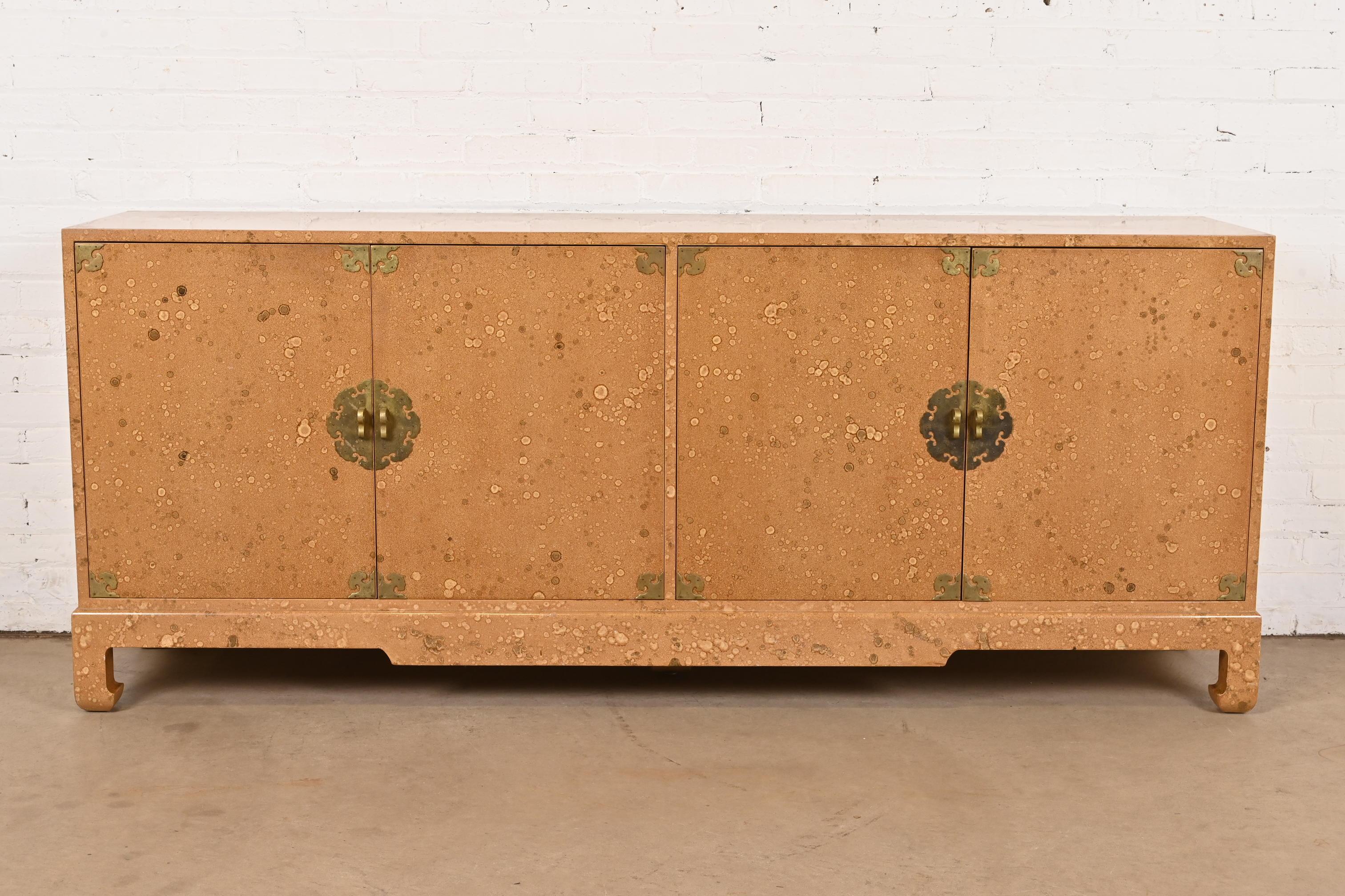 Ein außergewöhnliches Hollywood Regency Chinoiserie Sideboard, Kredenz oder Barschrank aus der Mitte des Jahrhunderts

Nach dem Vorbild von Michael Taylor für Baker Furniture

USA, ca. 1970er Jahre

Geschnitzter Nussbaum mit lackiertem